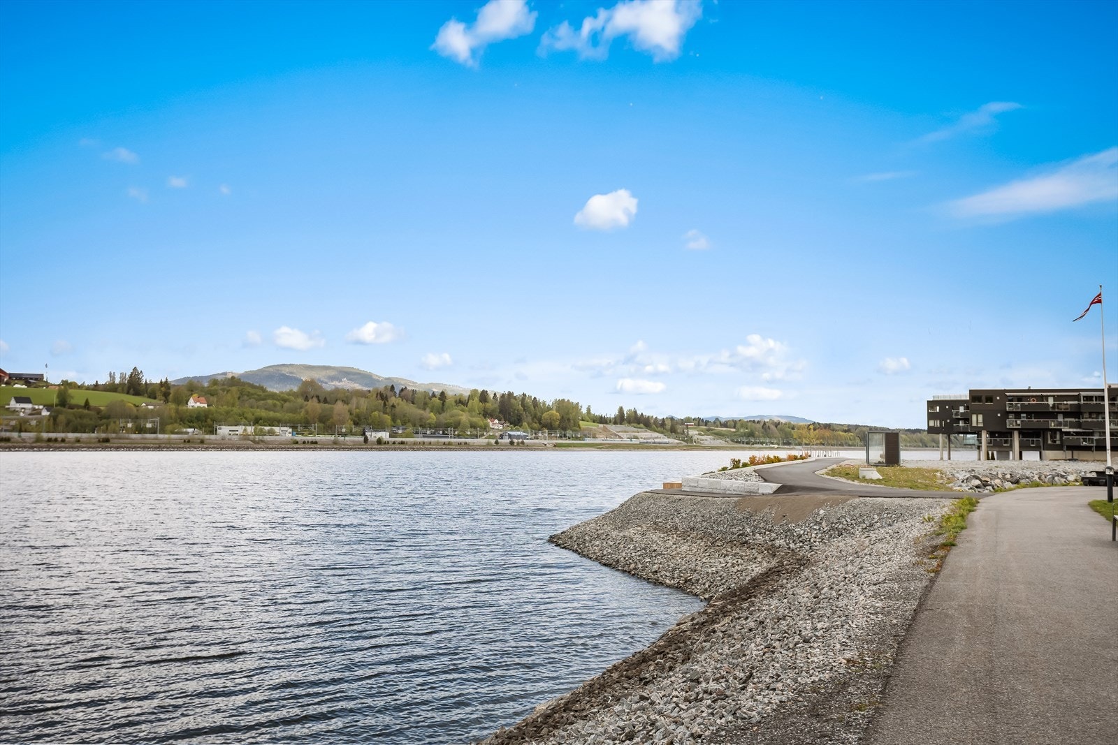 Fine tur- og rekreasjonsmuligheter langs promenaden som går rett utenfor døren. Galleribilde