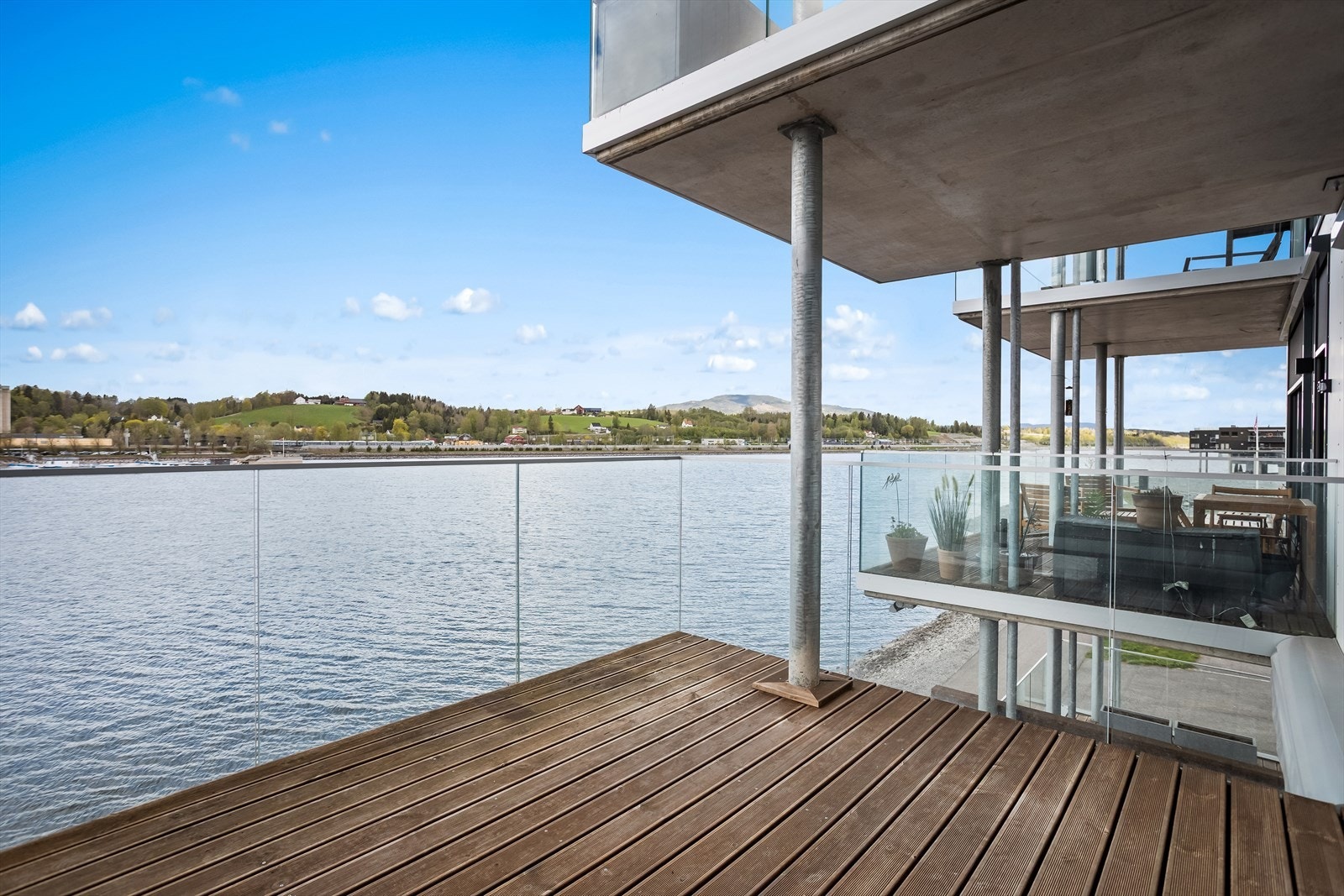 Balkongen har tredekke og belysning, som skaper en hyggelig stemning på kveldstid. Galleribilde