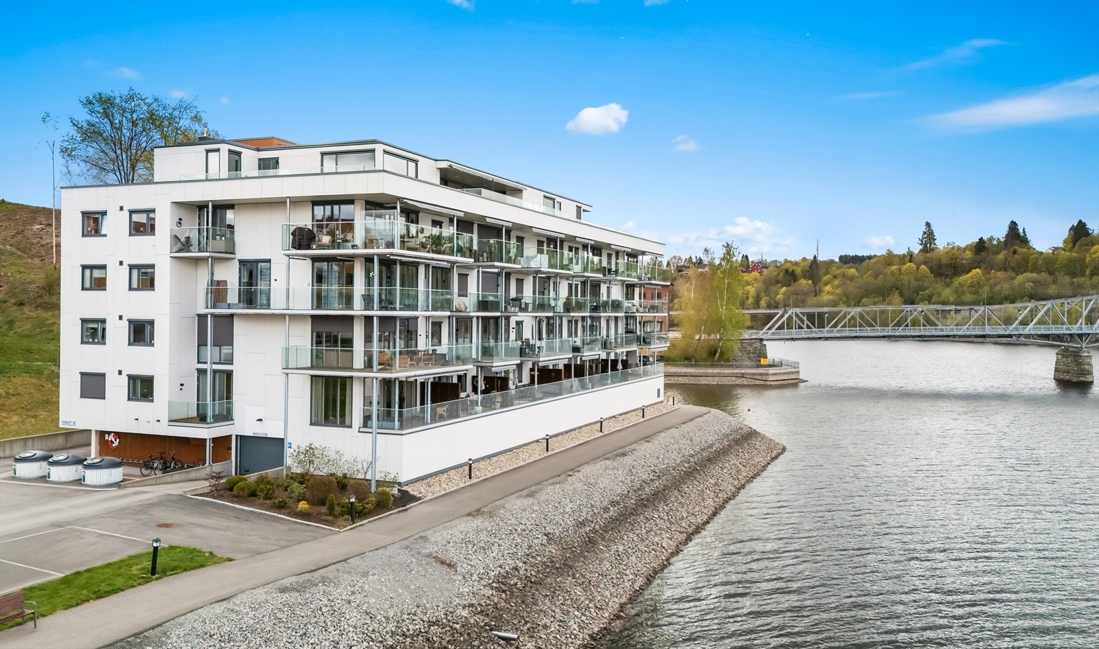 Bygget har en unik plassering med umiddelbar nærhet til både sentrum og turområder. Galleribilde