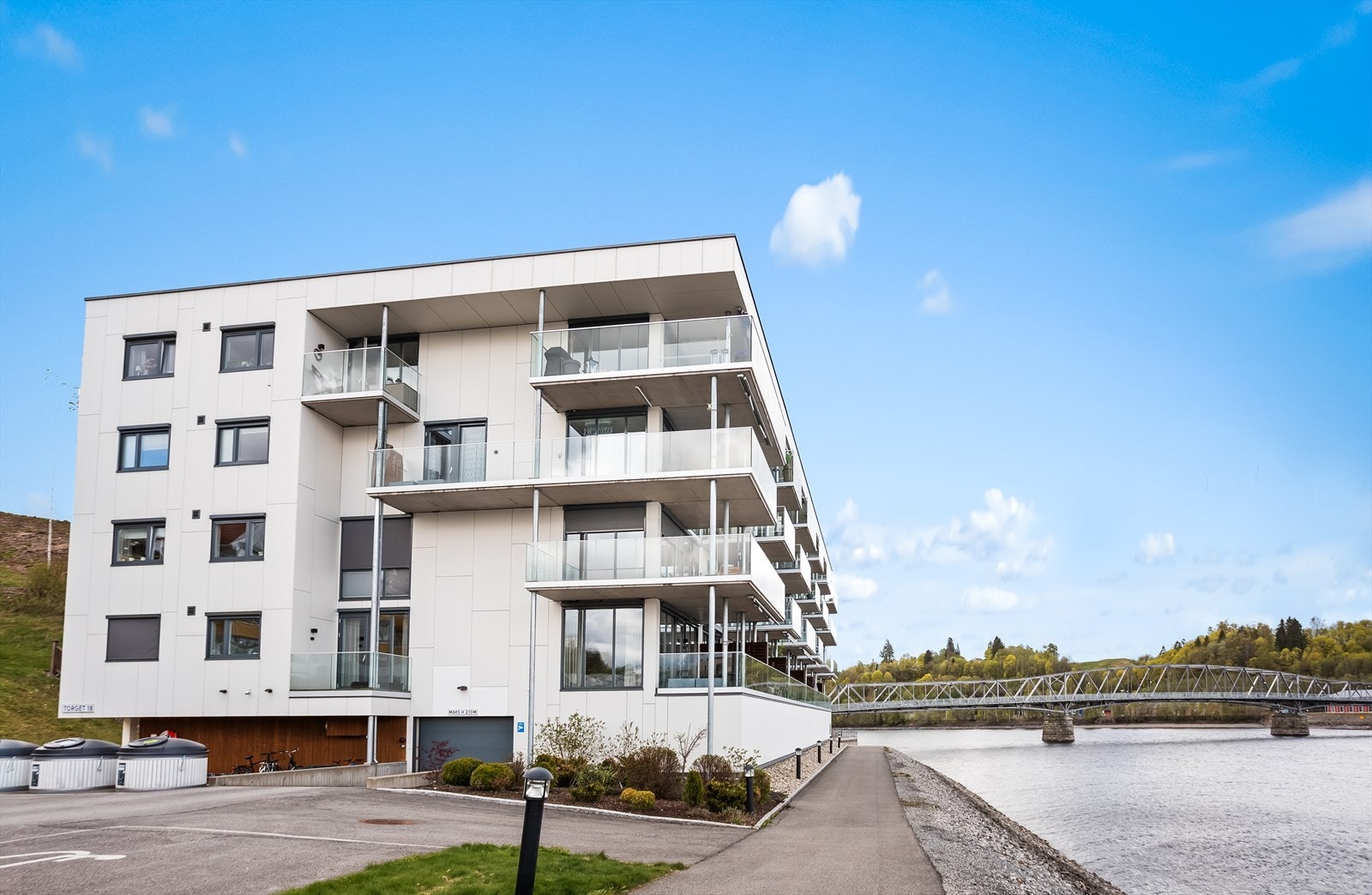 Moderne leilighetsbygg med en flott beliggenhet helt nede ved vannkanten. Galleribilde