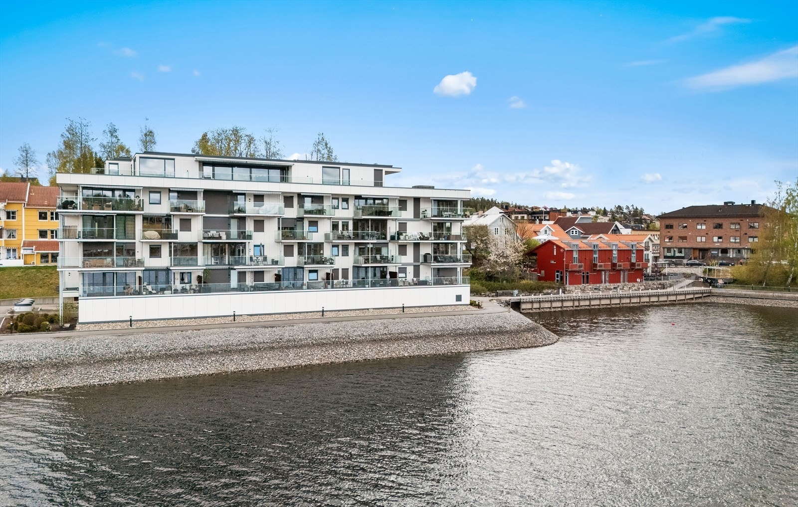Fra eiendommen er det gangavstand til Eidsvoll stasjon, med hyppige avganger mot Oslo og Gardermoen. Galleribilde