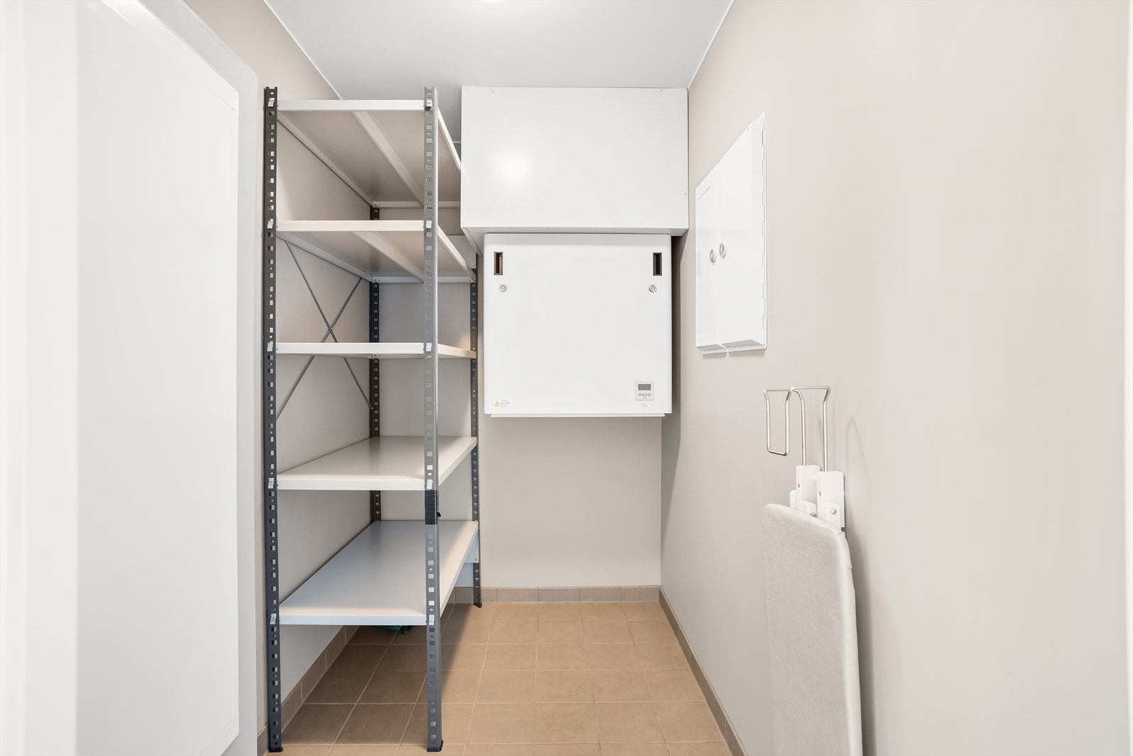 Innvendig bod med praktiske hyller for effektiv oppbevaring. Her er også vannskapet plassert. Galleribilde