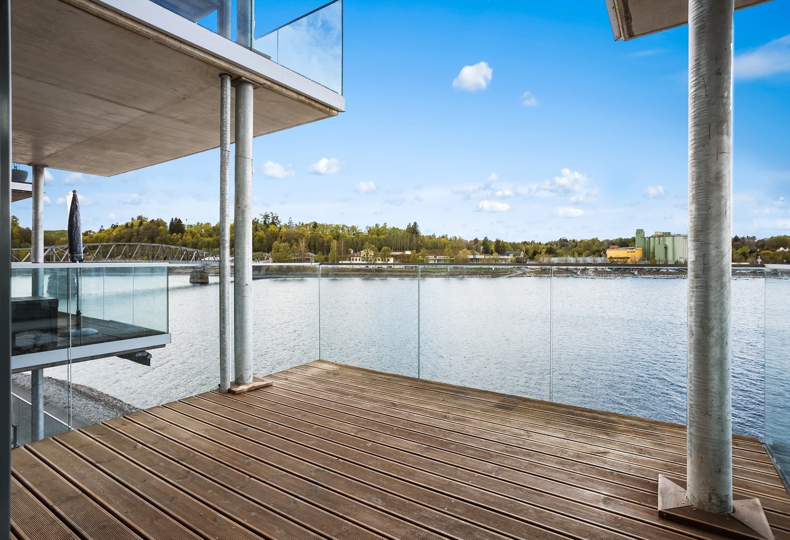 Fra stuen er det utgang til en romslig, vestvendt balkong på over 10 m² med god plass til utemøbler. Galleribilde