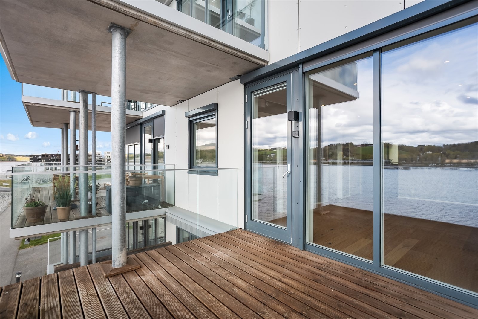 Bygget fra 2018 har en moderne fasade med betongkonstruksjon og fasadeplater. Galleribilde