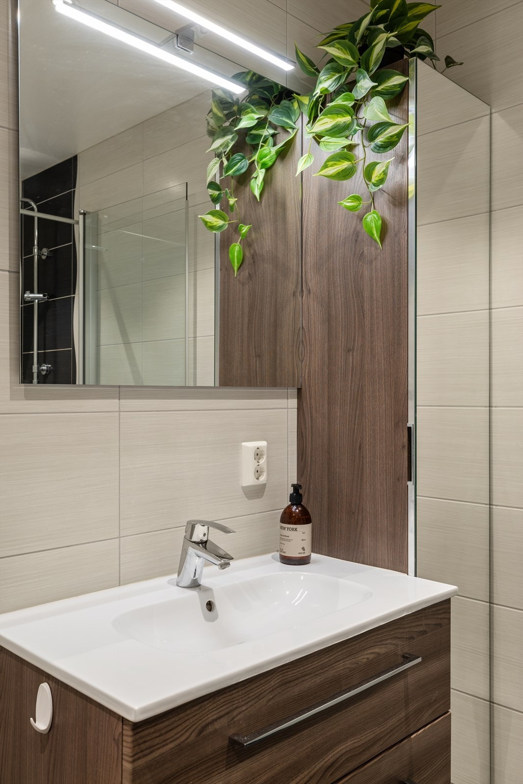 Badet har innredning med heldekkende servant, speil med belysning og godt med skapplass. Galleribilde