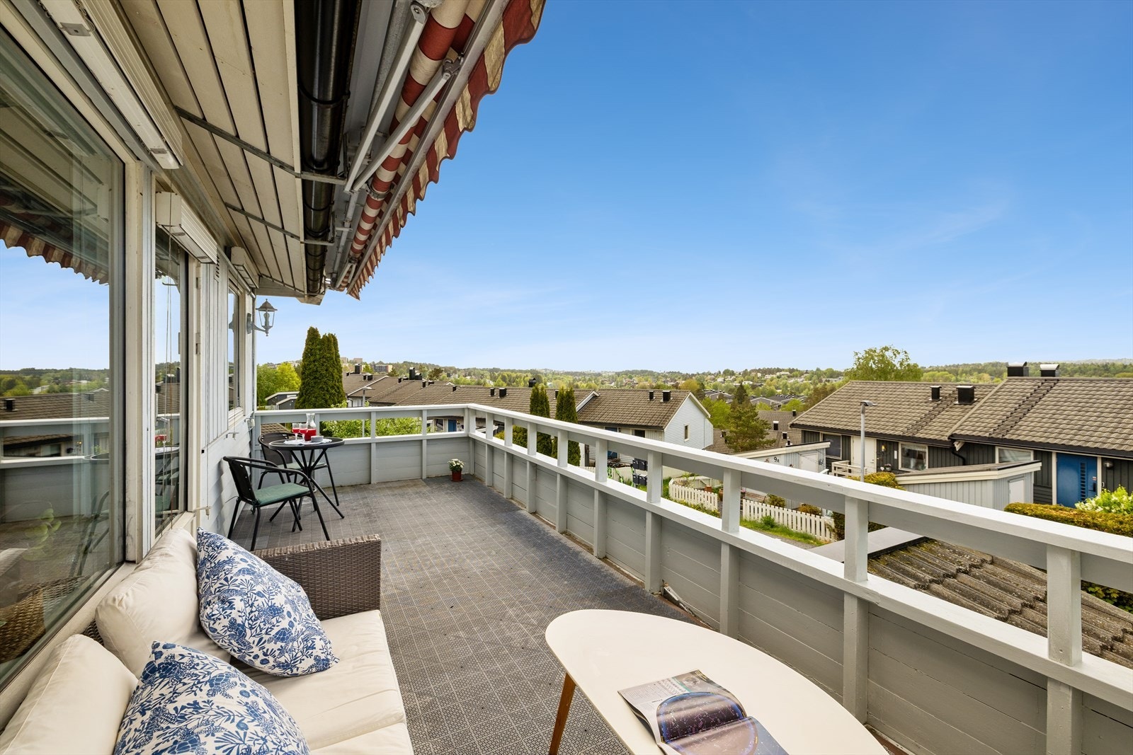 Fra stuen er det utgang til en romslig veranda på ca. 16 m² med utsyn over nærområdet og flotte solnedganger. Galleribilde
