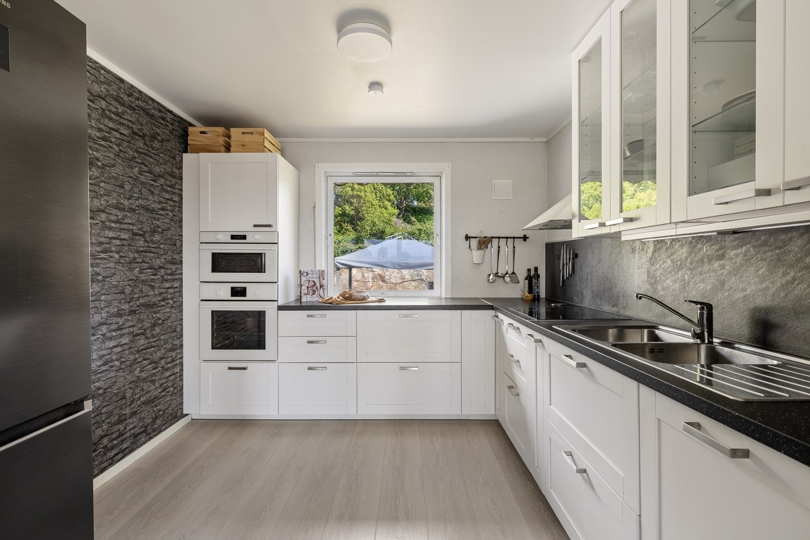 Kjøkkeninnredning fra IKEA (2018) med integrert stekeovn, mikrobølgeovn og induksjonstopp. Galleribilde