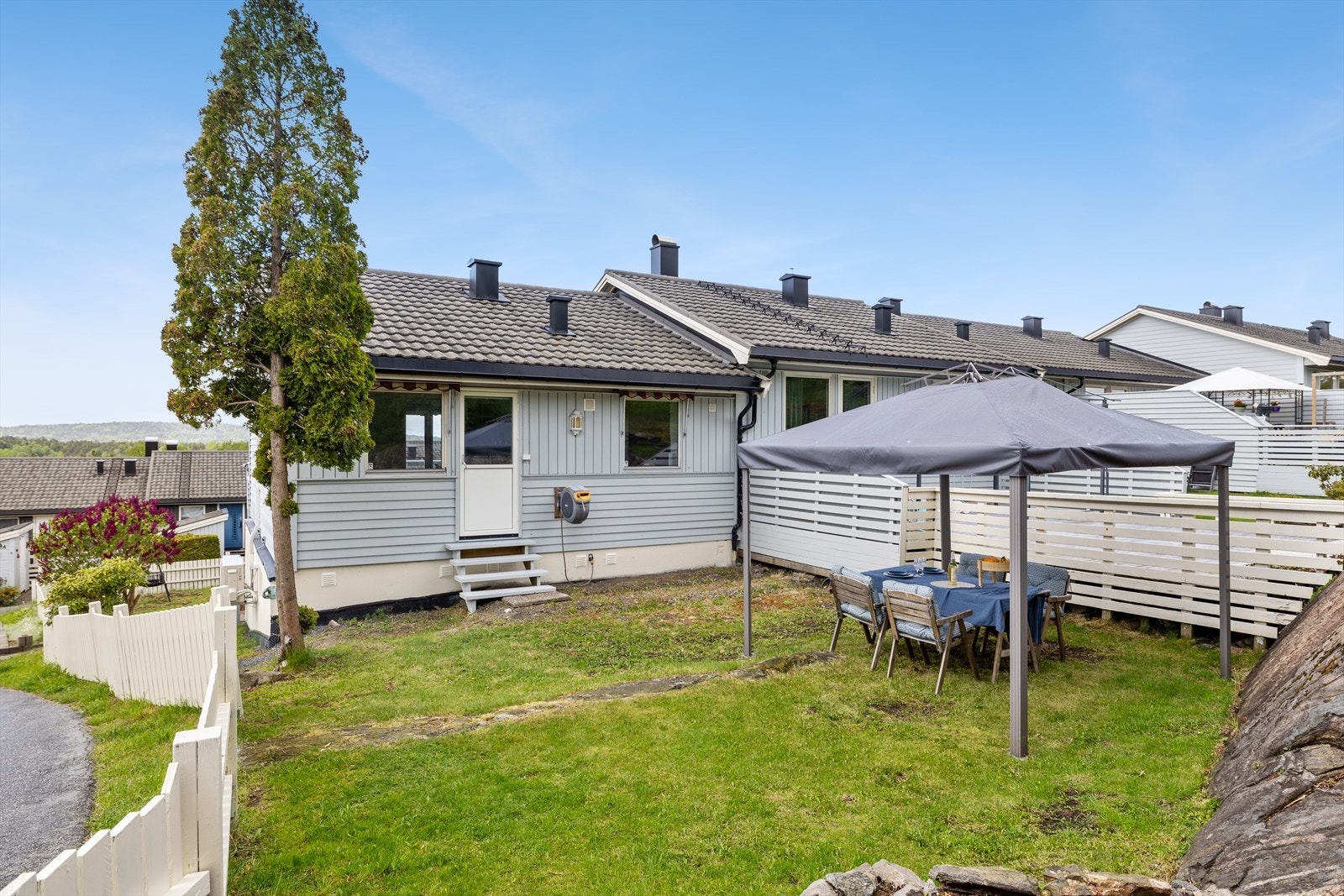 Hagen på baksiden har plass til både sittegruppe og lek. Galleribilde