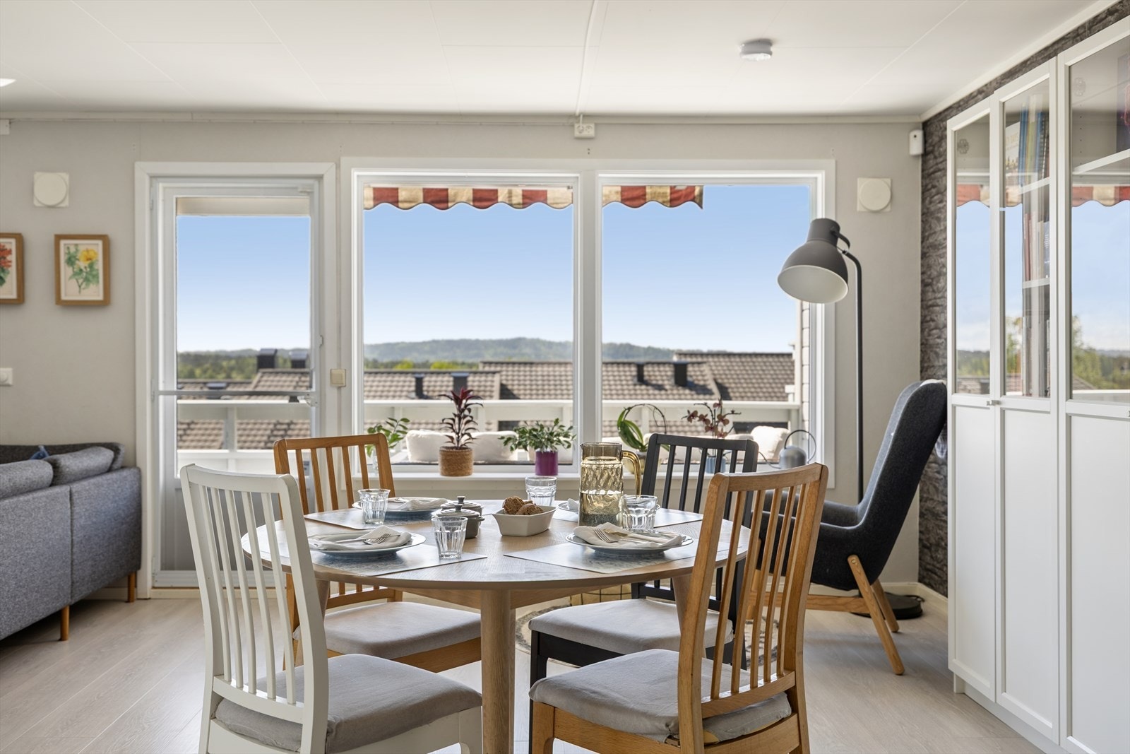 Spisestuen er plassert i tilknytning til kjøkkenet og har utgang til verandaen. Galleribilde