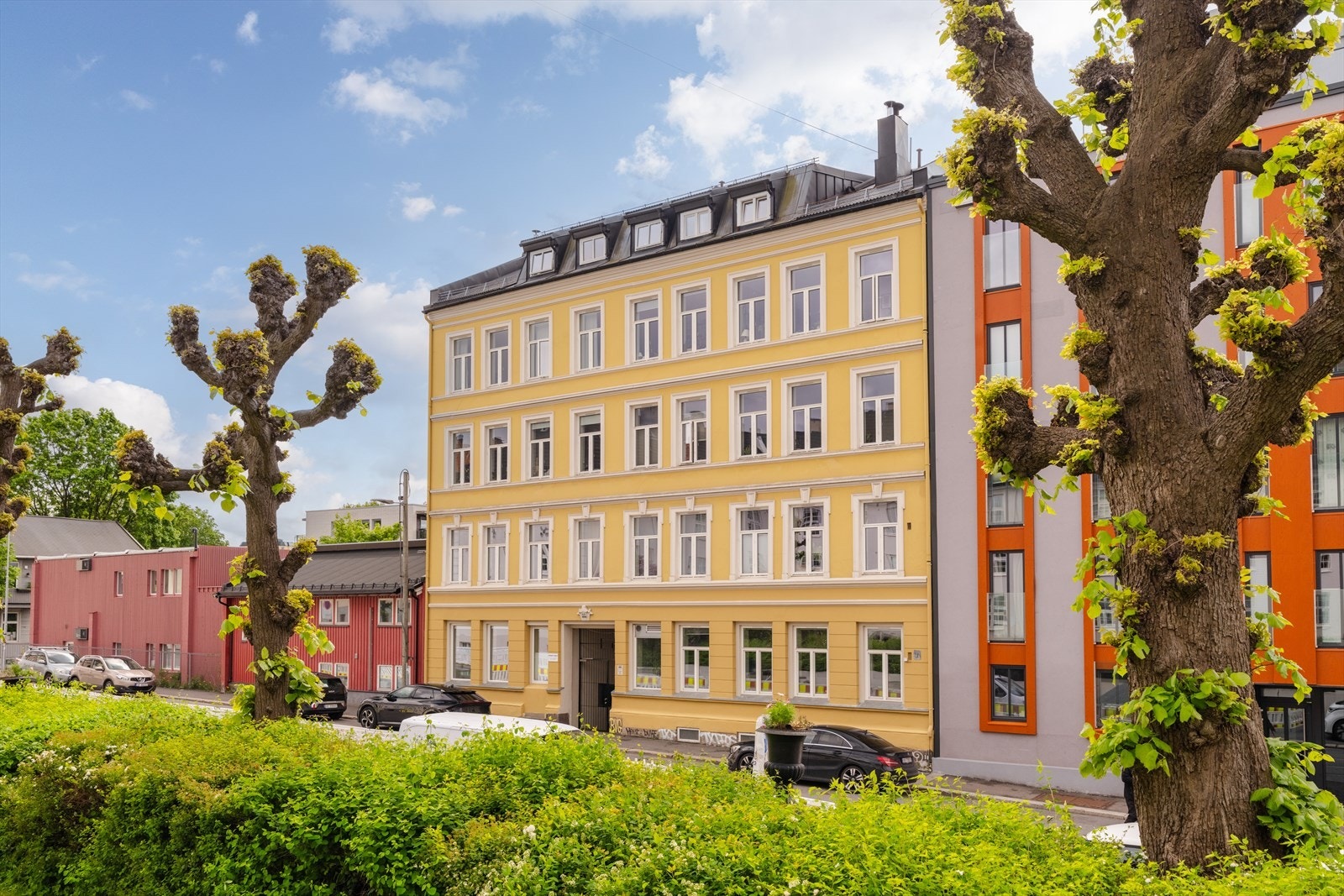 - Beliggende attraktivt og sentralt i denne flotte bygården på Rosenhoff, rett ved Rodeløkka Kolonihager - Galleribilde