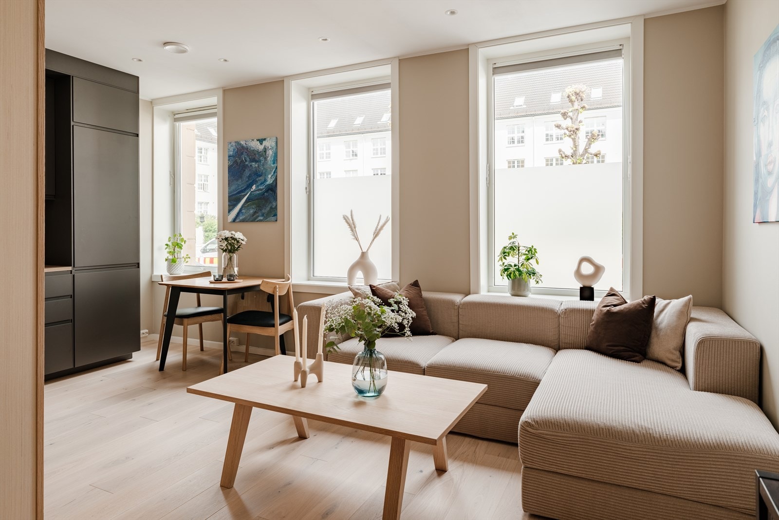- Store vinduer og god takhøyde - Galleribilde