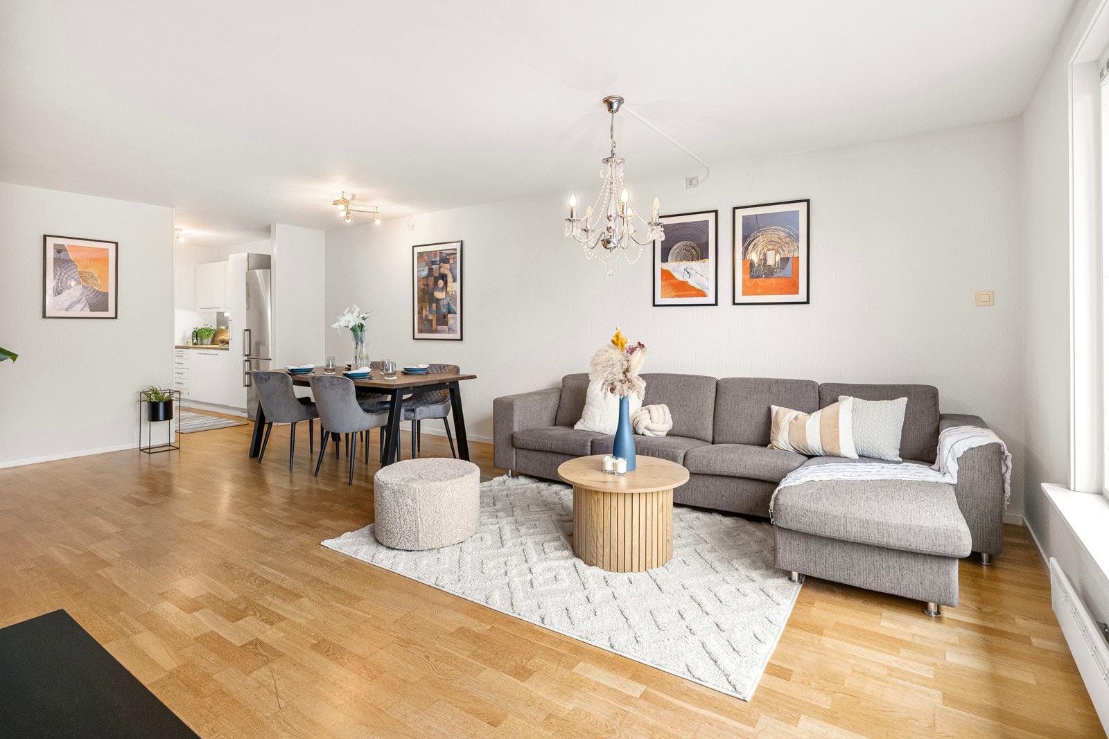 I en populær og veldrevet terrasseblokk på Godeset finner du denne lyse, romslige andelsleiligheten på 69 kvadratmeter Galleribilde