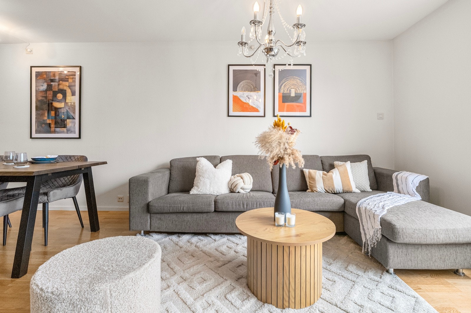 Hjertet i hjemmet er den store og innbydende stuen, som har rikelig med plass til både en romslig sofagruppe og en hyggelig spiseavdeling for middagsgjester. Galleribilde