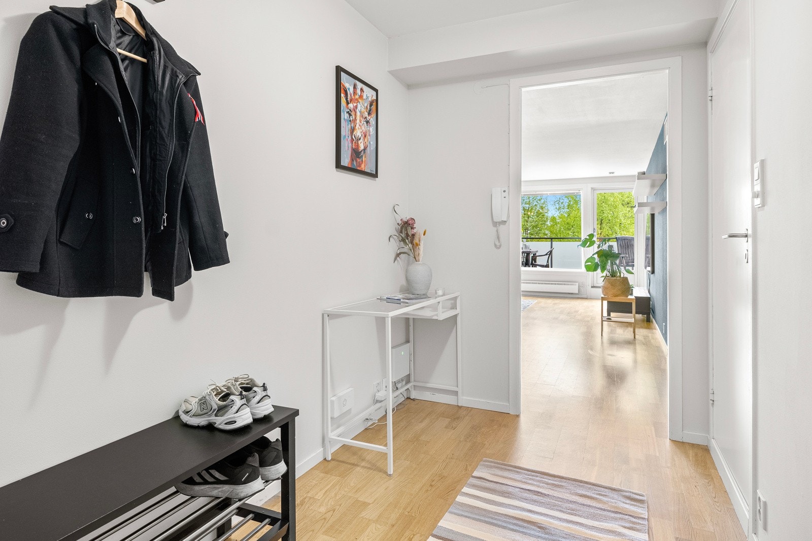 Romslig gang med god plass til garderobe Galleribilde