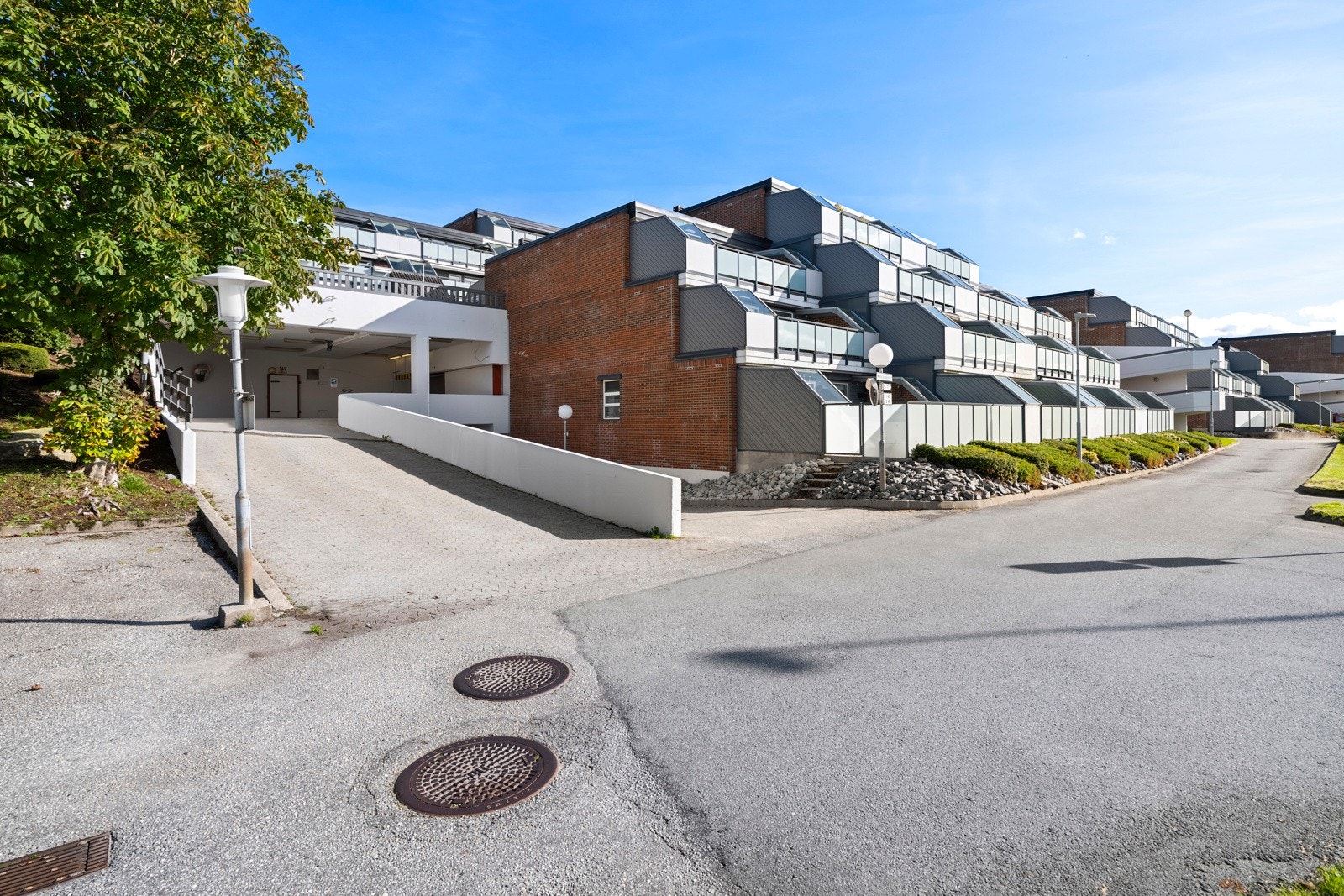 Parkering til en bil i felles garasjeanlegg. Galleribilde
