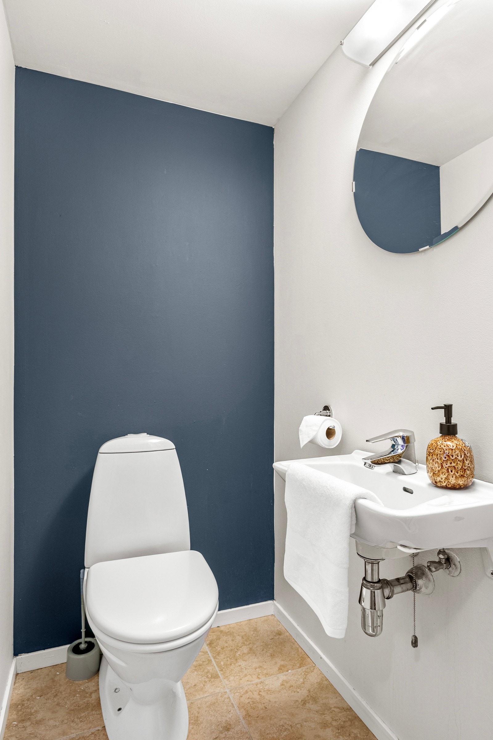 Separat gjestetoalett i tillegg til badet Galleribilde