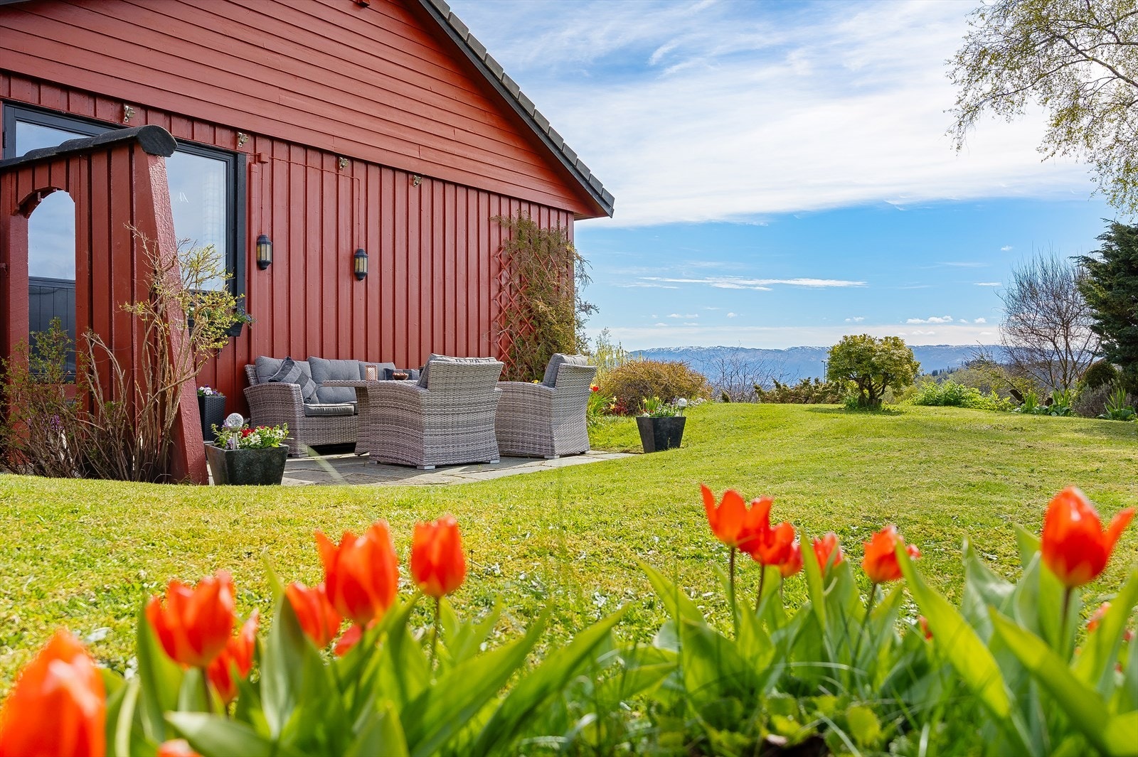 Uteplassene på tomten er skjermet for innsyn fra nære naboer og tomten er en drøm for hageentuasiaster! Flere bilder følger. Galleribilde