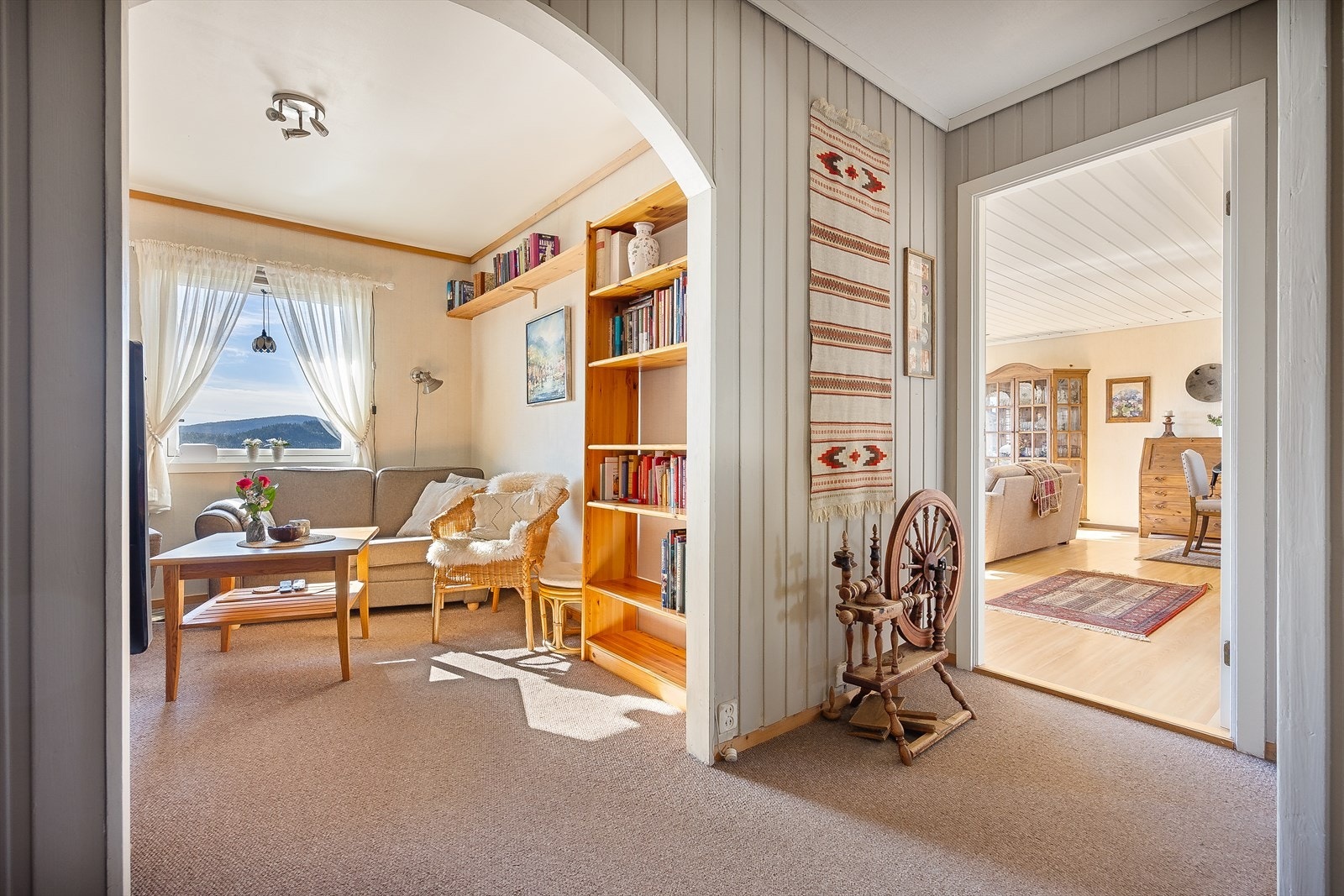 Her ser du TV-stuen som opprinnelig var et soverom og gangen videre inn til hovedstuen i huset. Galleribilde