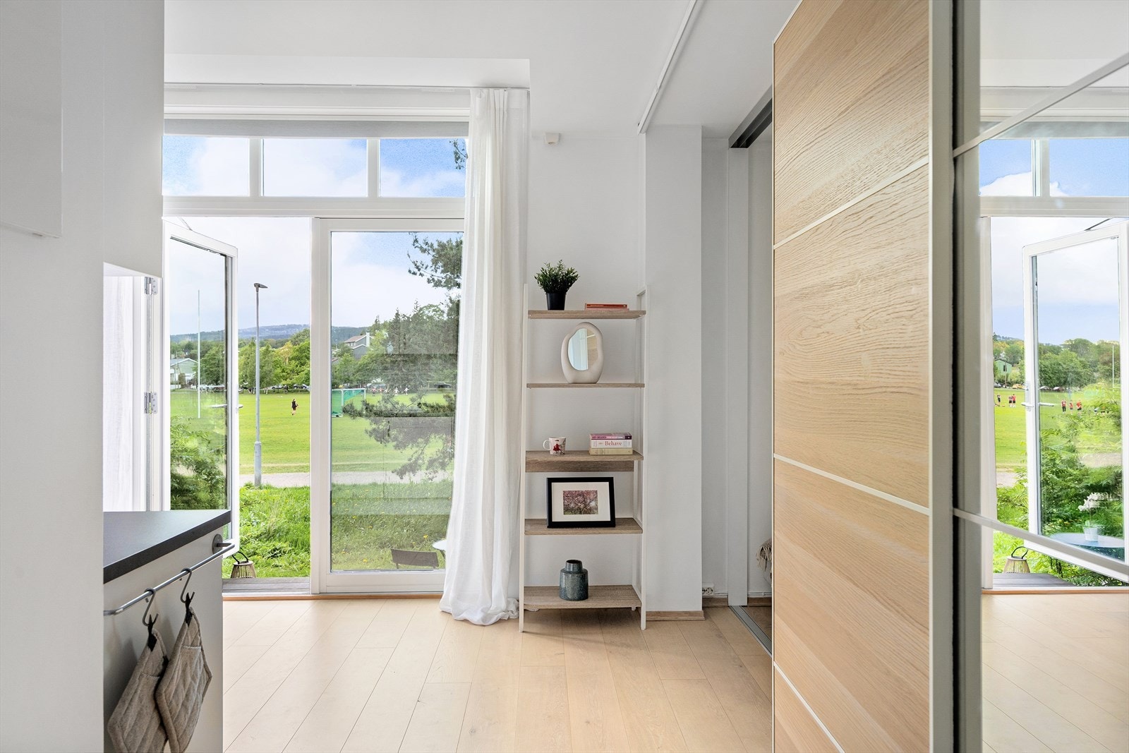 Terrassen er vestvendt og begge dørene kan åpnes helt, så her kan du nyte ettermiddag- og kveldssolen! Galleribilde