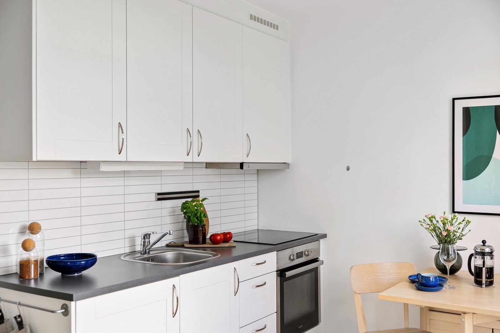 Kjøkkenet er utstyrt med oppvaskkum med ettgreps blandebatteri, integrert koketopp og stekeovn med ventilator over, belysning under overskap samt integrert kjøleskap. Galleribilde
