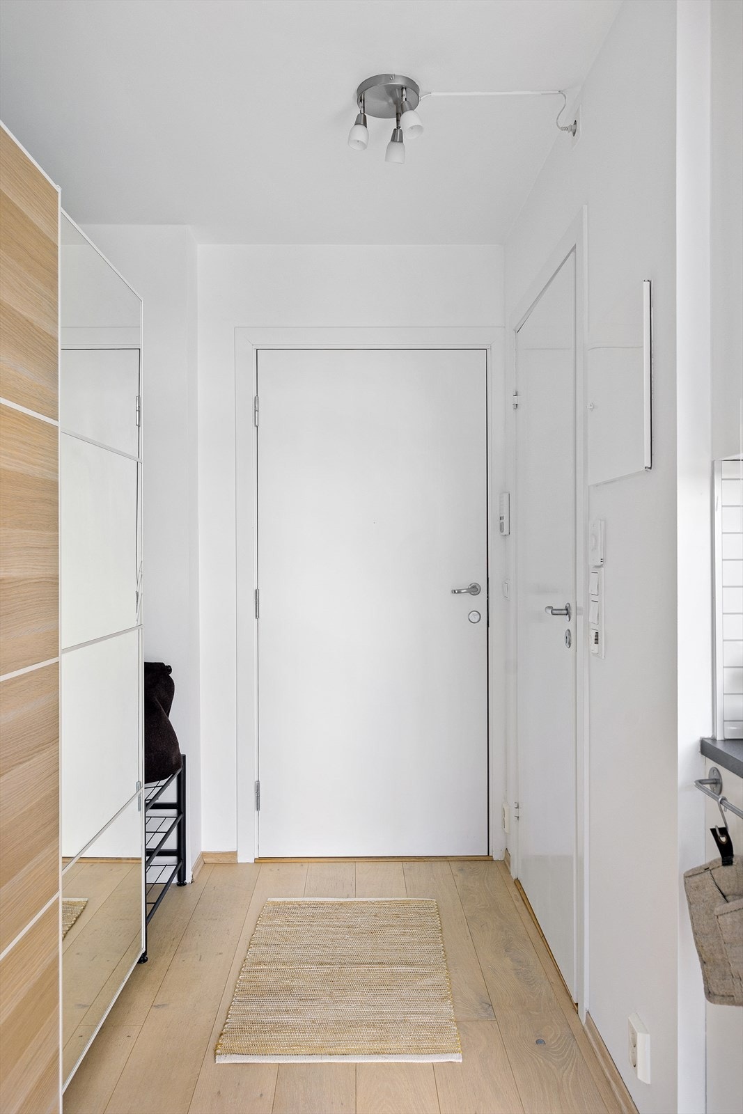 Åpen og innbydende entré med god plass til ytterklær og sko i romslig skyvedørsgarderobe. Galleribilde