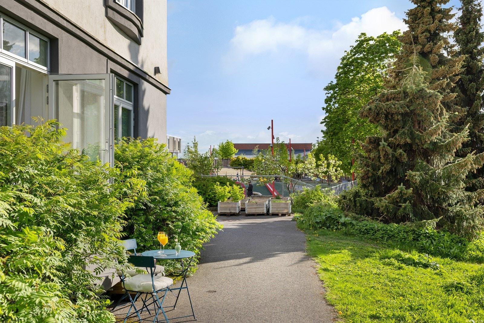 Her kan du legge deg ned på den felles plenen og nyte varme sommerdager. Galleribilde