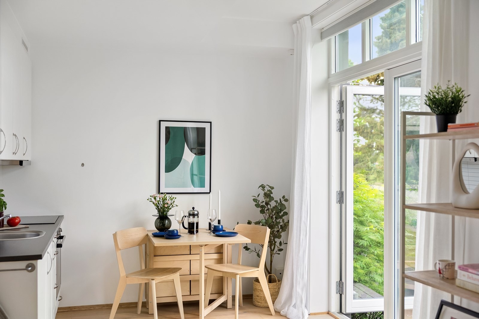 Arealeffektiv stue som gjør det enkelt å møblere med sofa og tv-møblement. Galleribilde