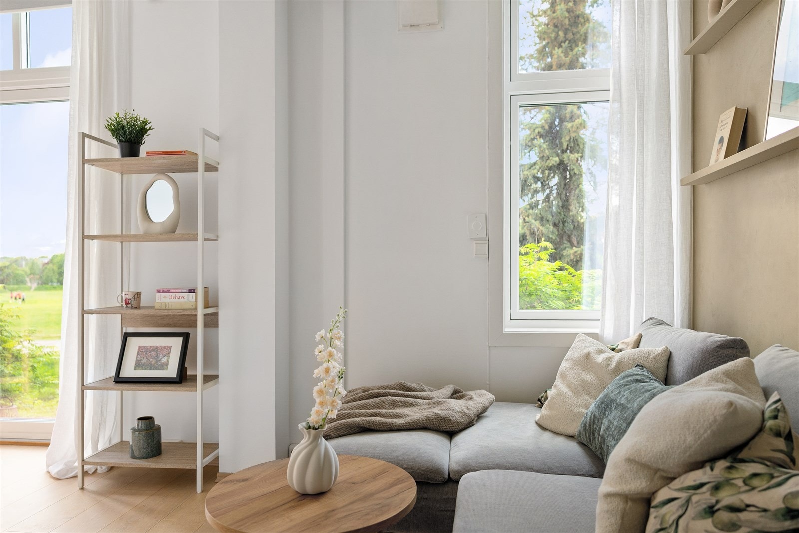 Boligen er malt i lyse moderne farger som skaper en god atmosfære, og har store nye vinduer som bidrar til at leiligheten oppleves som lys og luftig. Galleribilde