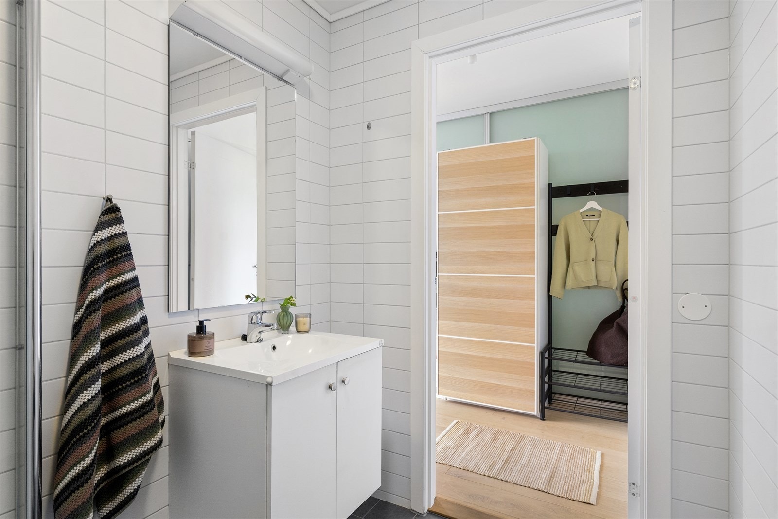 Badet består av WC, dusjplass med inn-utadslående dusjvegger og servant med ettgreps blandebatteri. Galleribilde