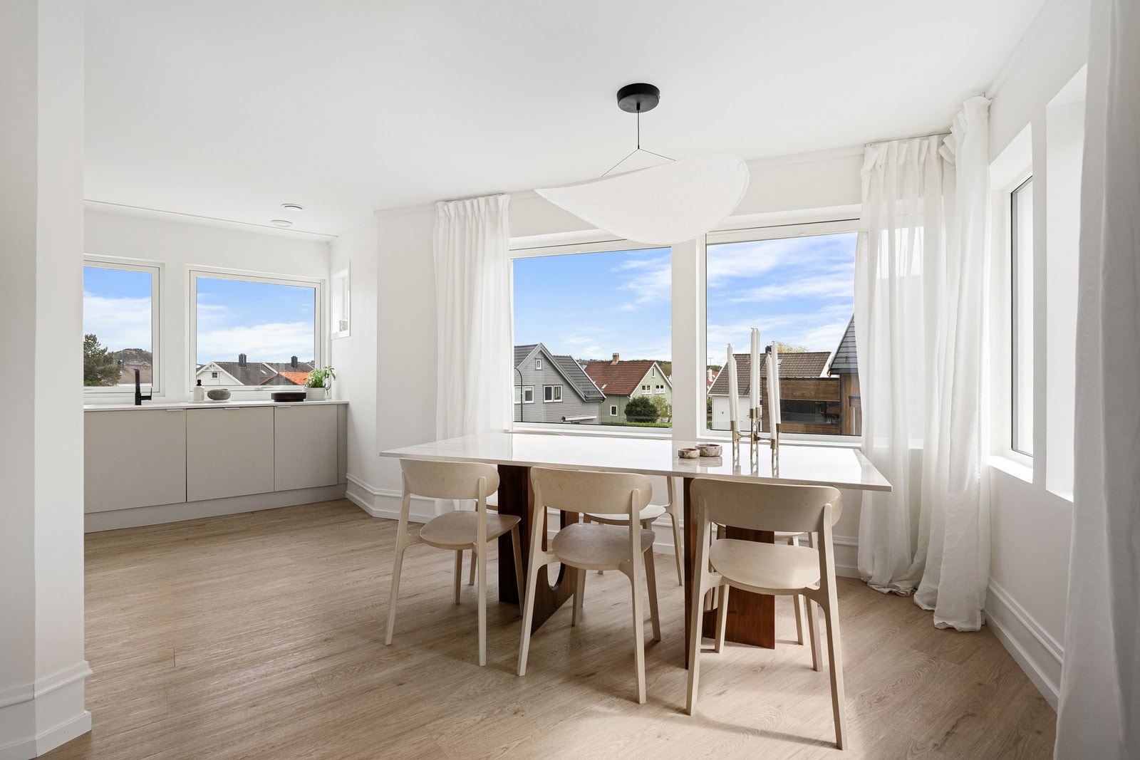 Alle vindusflatene gir meget gode lysforhold. Det er sol på eiendommen fra tidlig morgen til seine kvelden sommerstid. Galleribilde