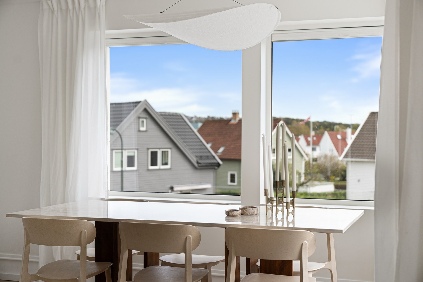 Kjøkkenet er stort, og har god plass til langbord. Galleribilde