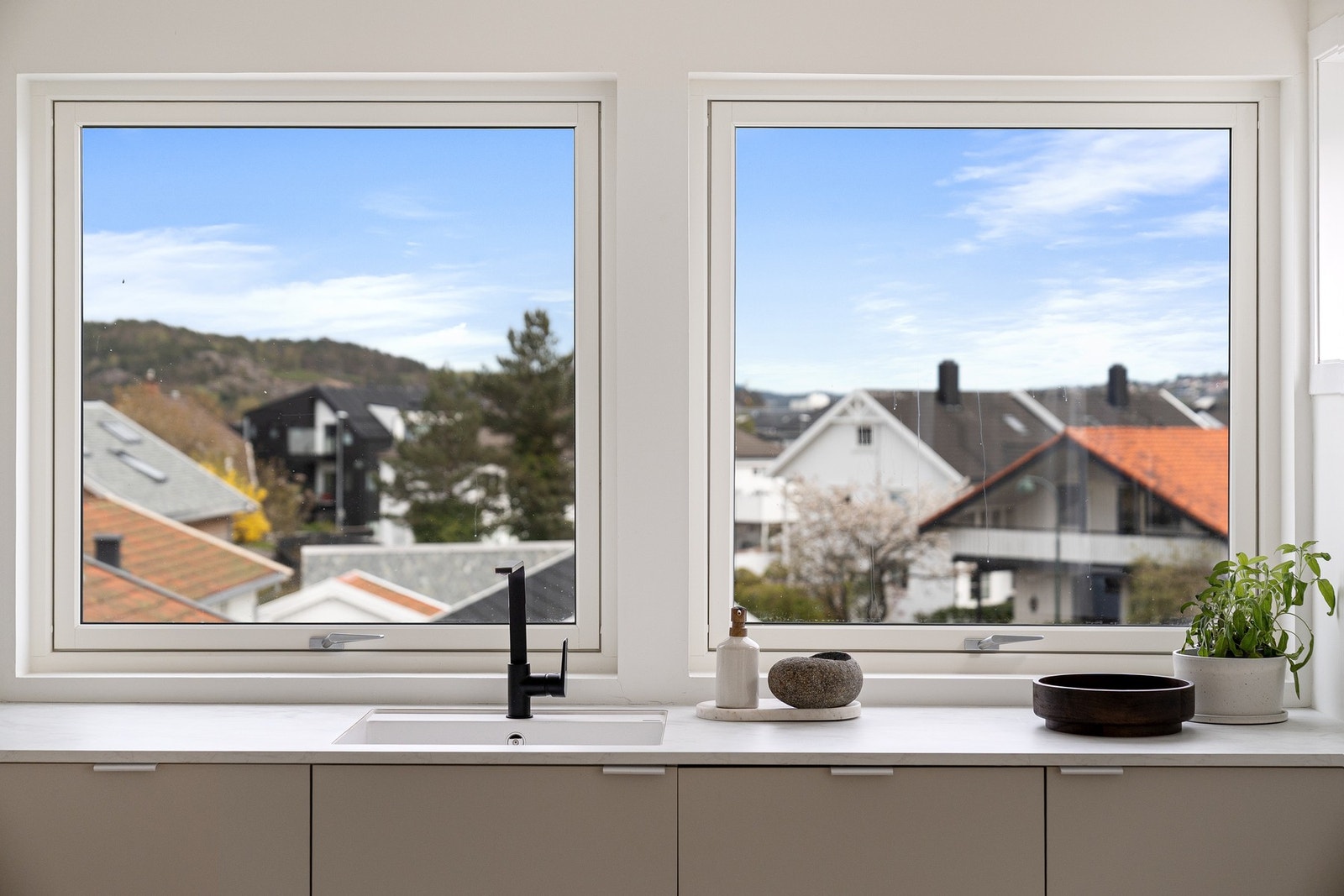 Vasken er underlimt, godt med benkeplass. Galleribilde