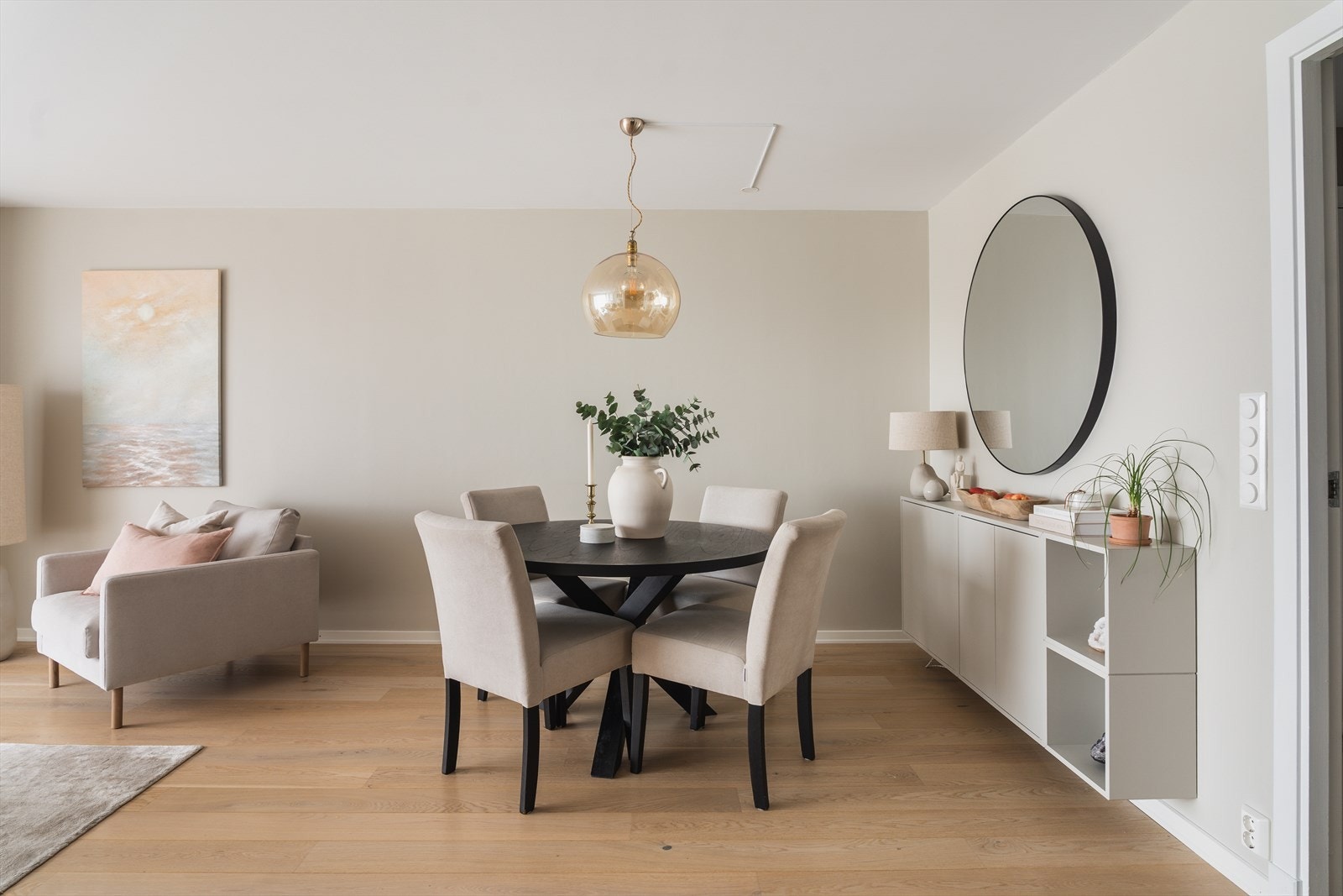 Stuen er romslig og gir plass til både sofagruppe og spisebord. Galleribilde
