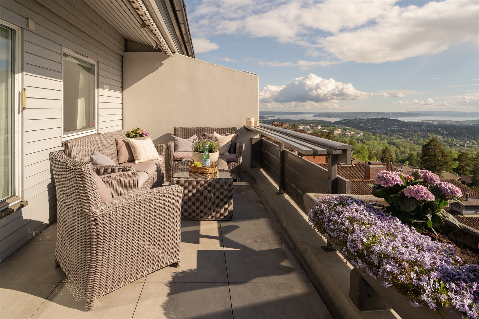 Den usjenerte terrassen på 17 m² byr på svært gode solforhold og en flott panoramautsikt over Oslo. Galleribilde