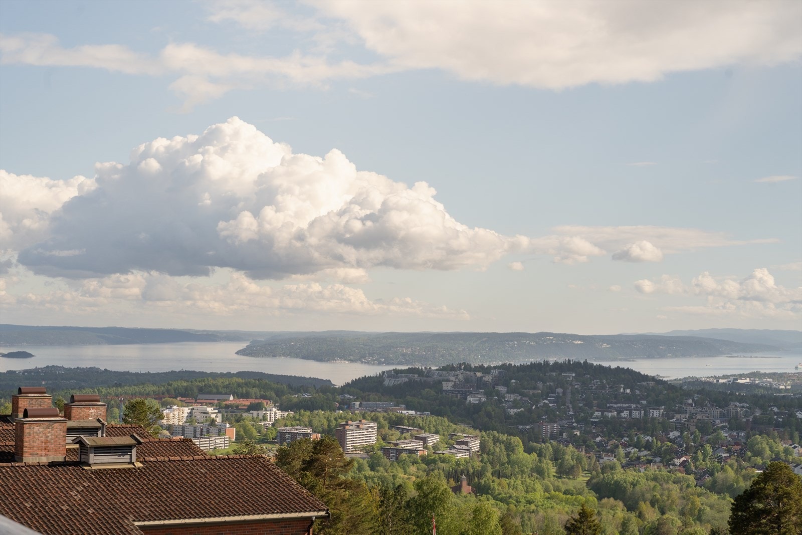 Utsikten strekker seg over store deler av Oslo og Oslofjorden. Galleribilde