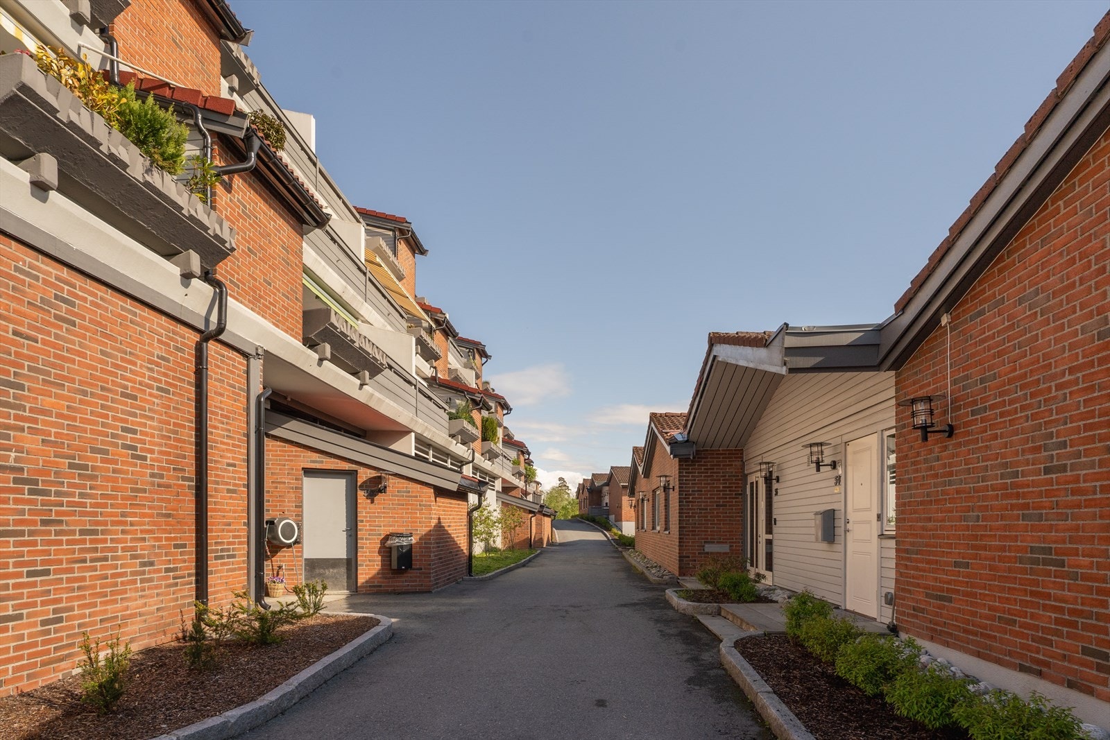 Sameiet har asfalterte gang- og kjøreveier, og ligger i et stille og etablert område. Galleribilde