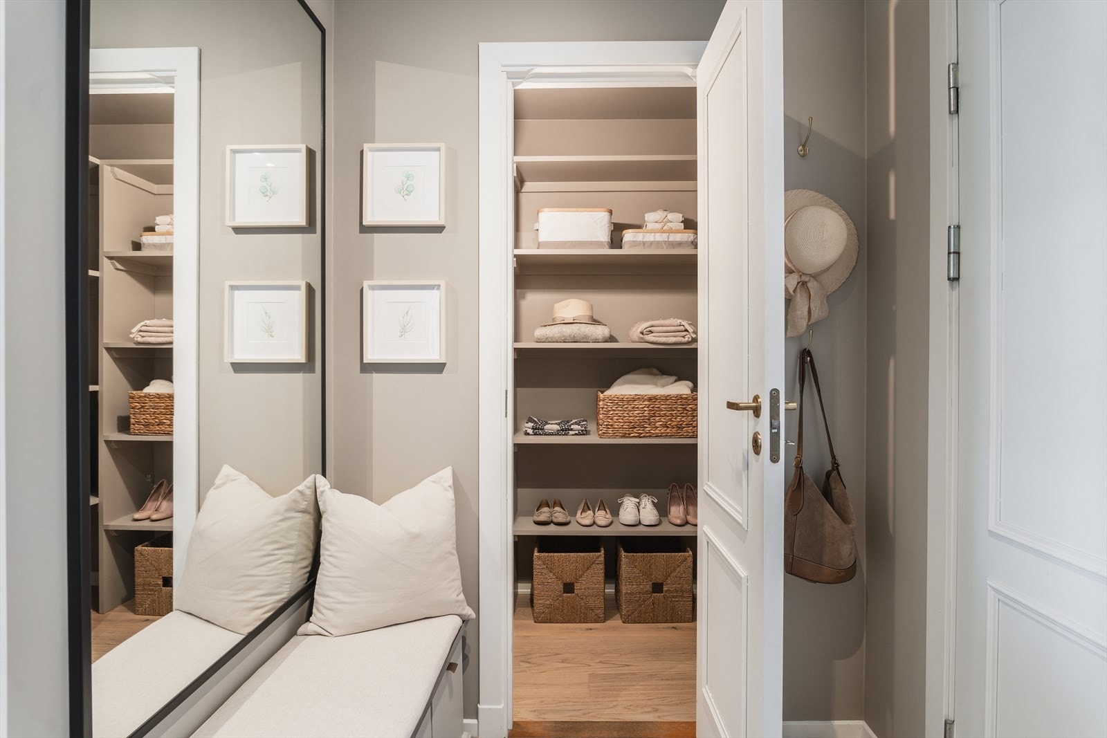 I tilknytning til entréen er det en praktisk innvendig bod med plassbygget innredning. Galleribilde
