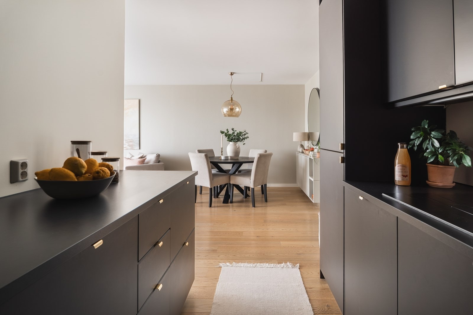 Kjøkkeninnredning fra IKEA (2018) med sorte, glatte fronter og god benkeplass. Galleribilde