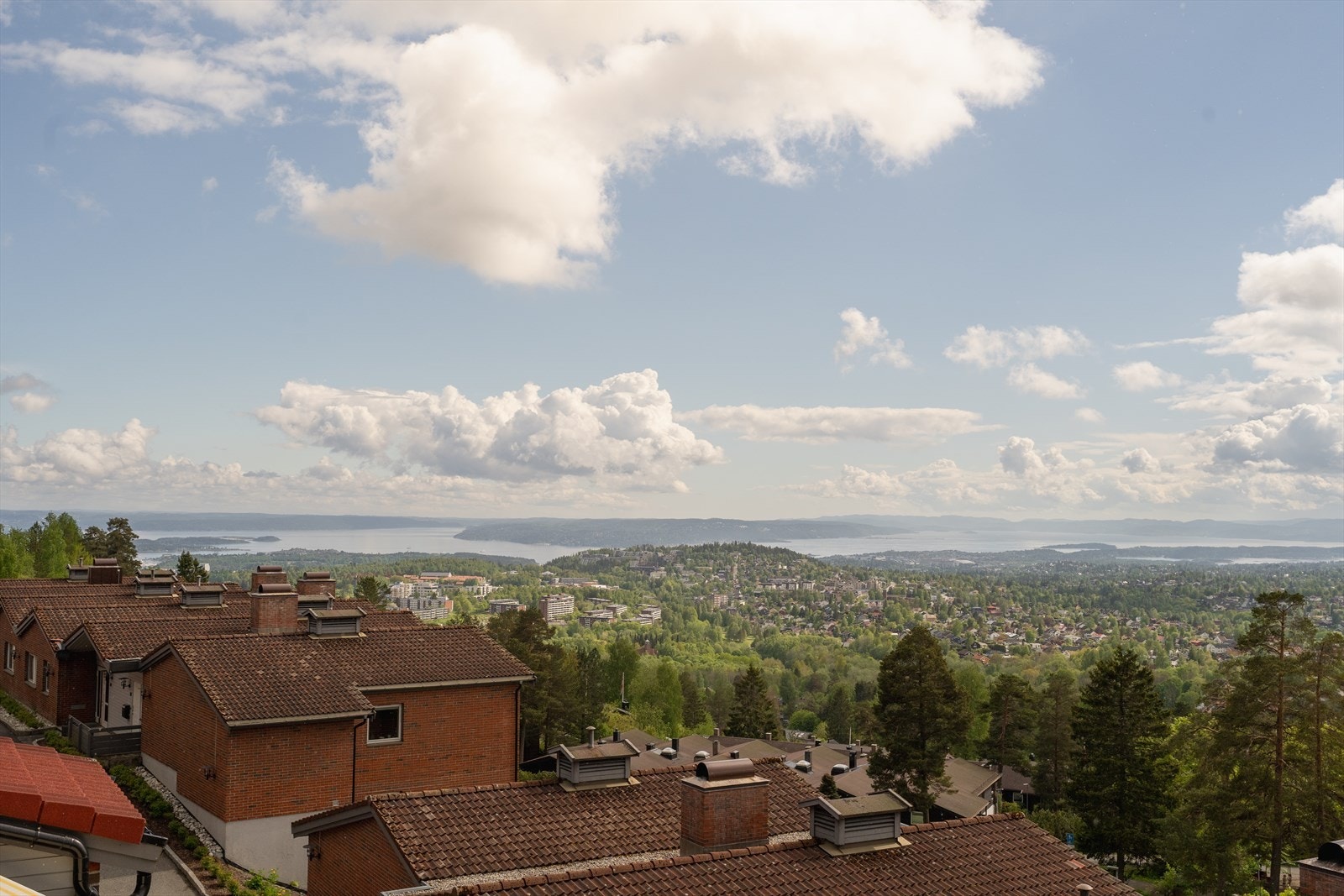 Eiendommen ligger i et etablert og rolig boligområde i Holmenkollen. Galleribilde