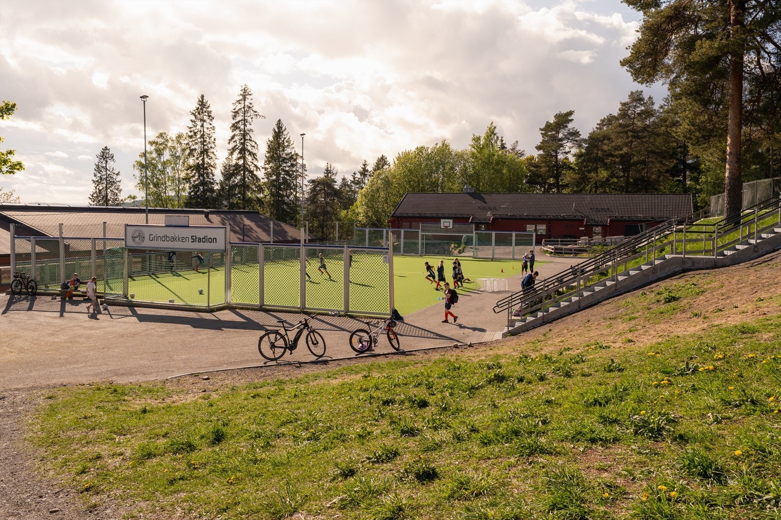 Grindbakken skole med aktivitetshall og ballbane ligger kun et par minutters gange unna. Galleribilde