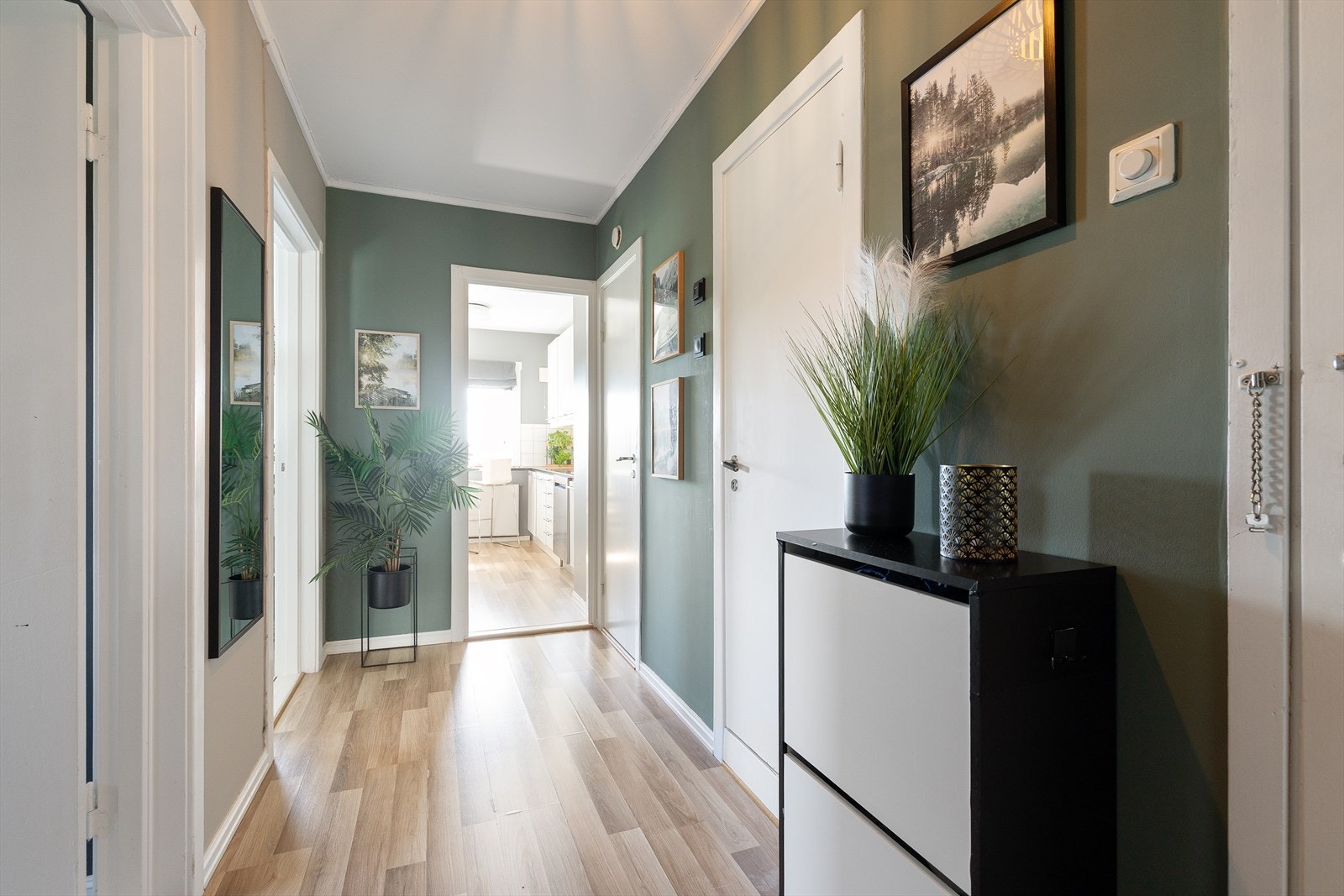 Velkommen inn! Her har du også tilgang til en innvendig bod. Galleribilde