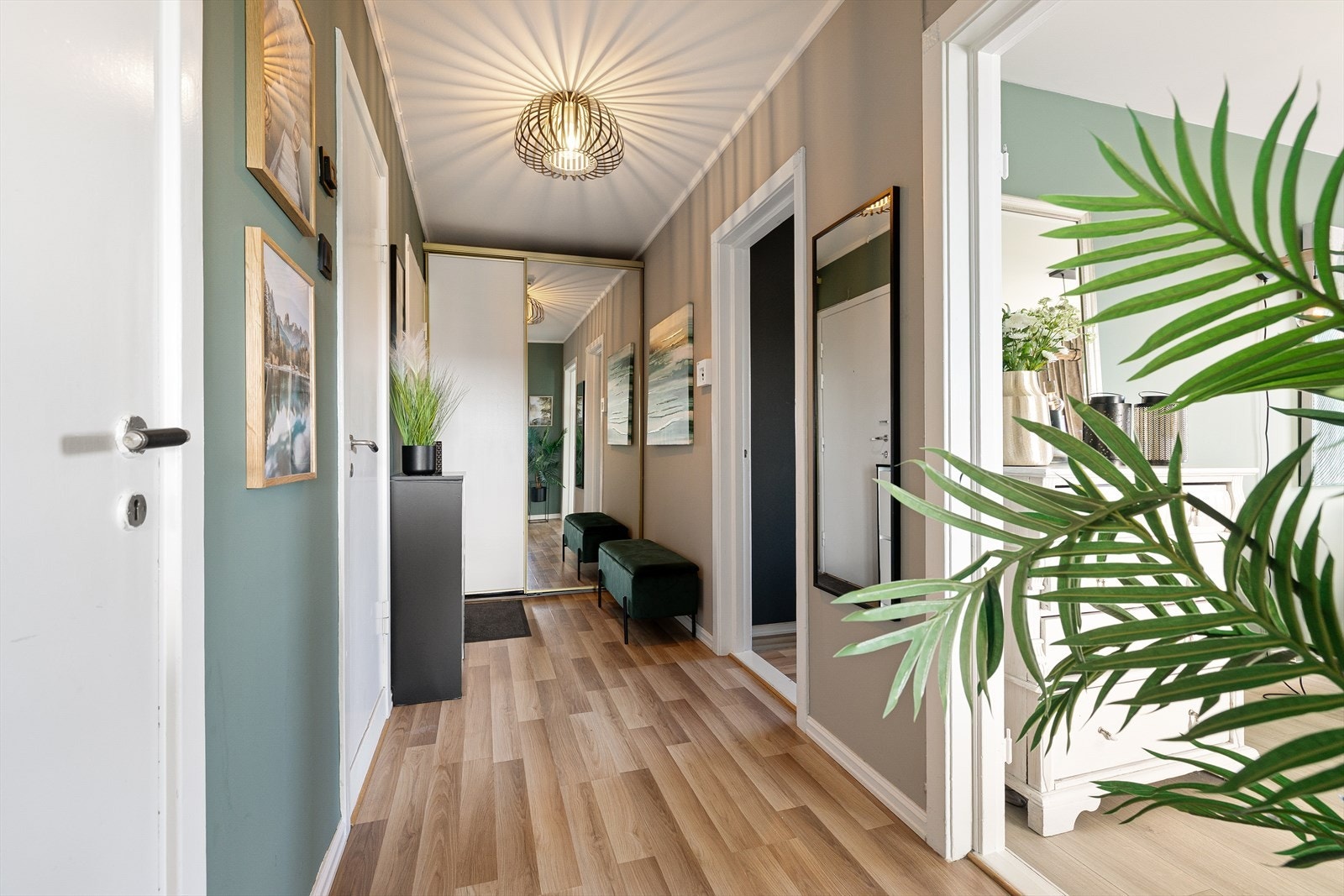 Lys og innbydende entré med gode oppbevaringsmuligheter i skyvedørsgarderobe. Galleribilde