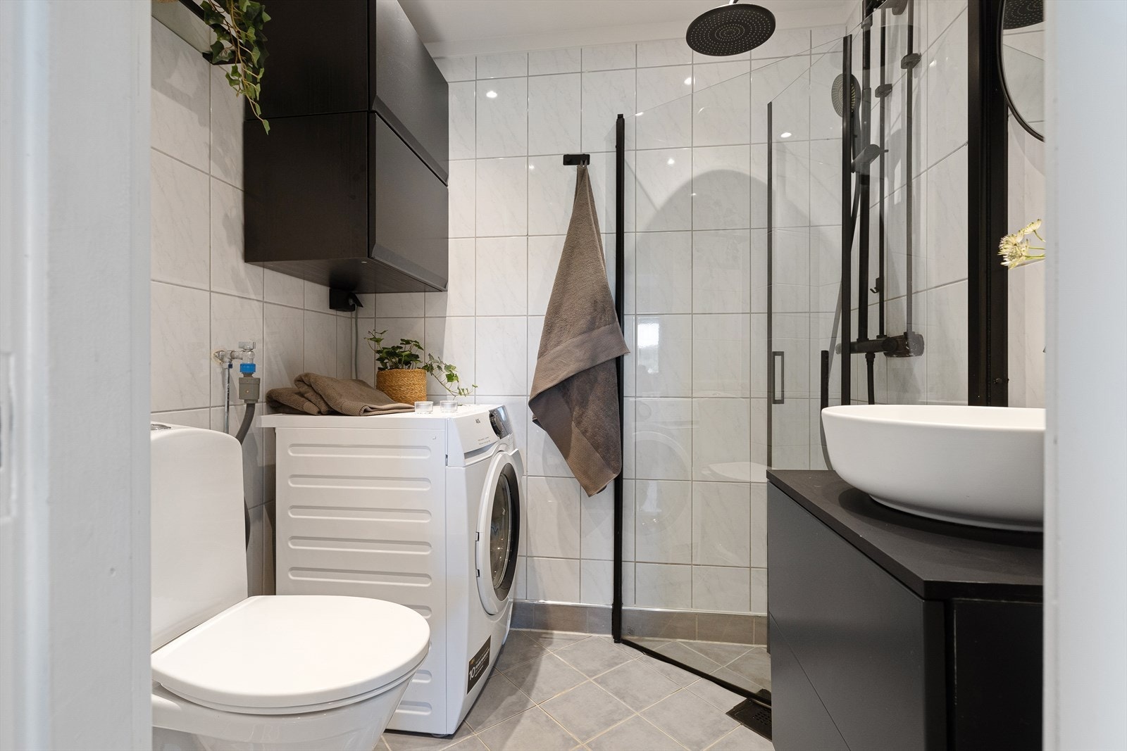 Flislagt bad fra ca. 2006 med gulvvarme. Badet er innredet med WC, dusjplass med inn- og utadslående dusjvegger, servant med ettgreps blandebatteri og tilhørende innredning samt opplegg for vaskemaskin. Galleribilde
