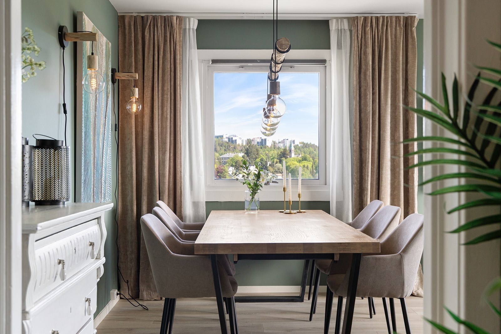 Det er også god plass til spisebord, perfekt for hyggelige måltider med venner og familie. Galleribilde
