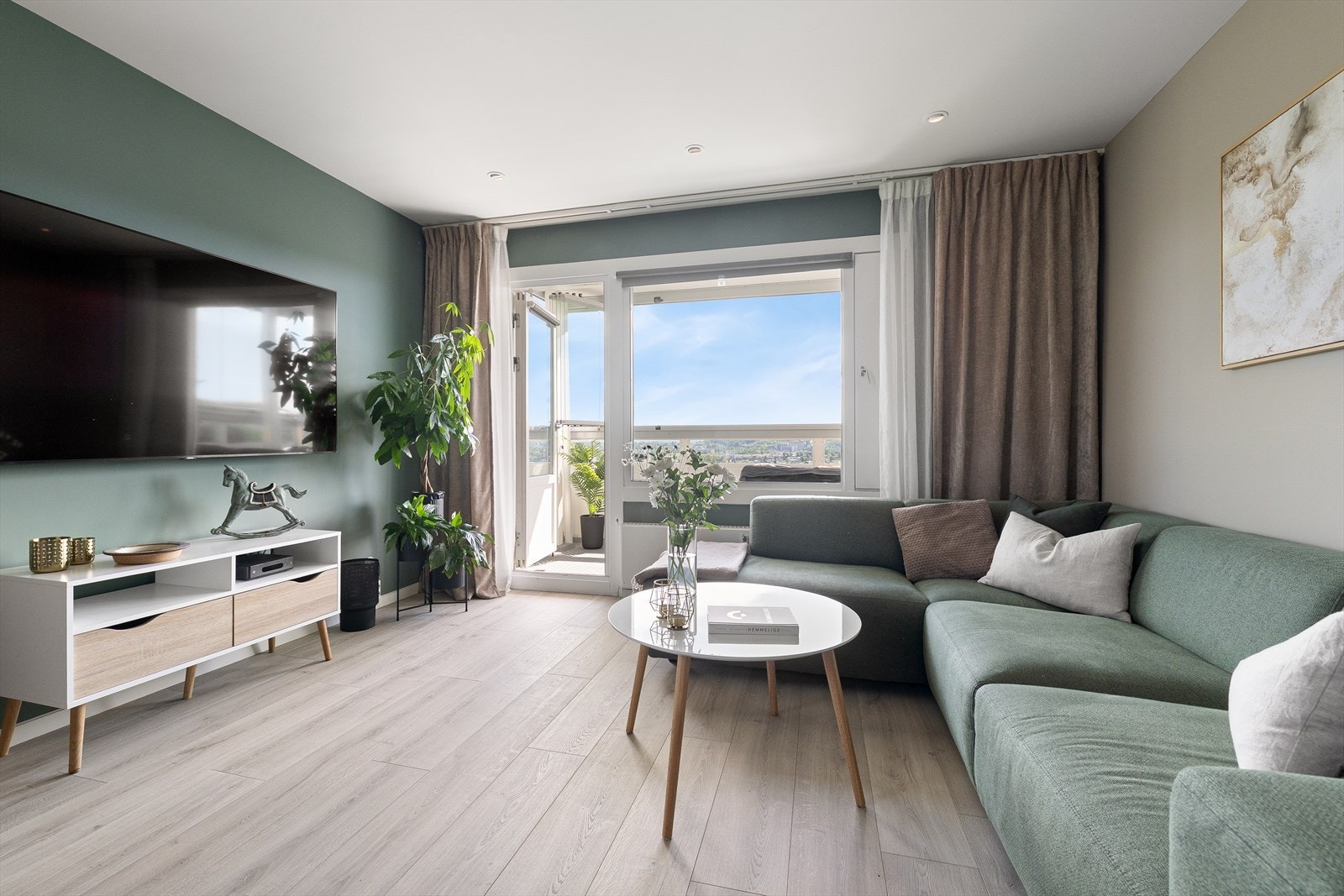 Som hjørneleilighet har rommet vinduer vendt mot flere himmelretninger, noe som gir rikelig med naturlig lysinnslipp fra de store vindusflatene. Galleribilde