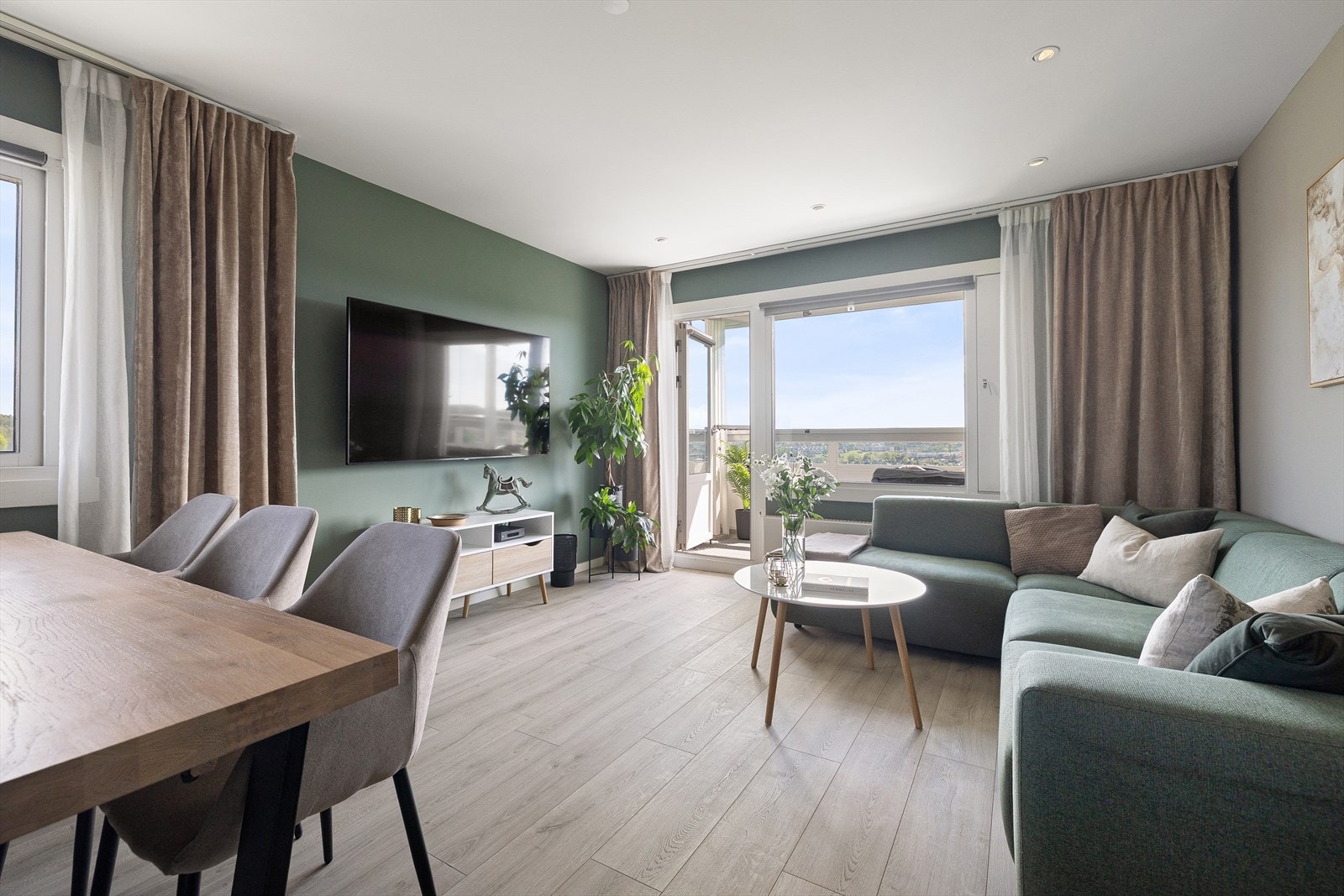 Romslig stue med god plass til sofa, øvrig møblement. Galleribilde