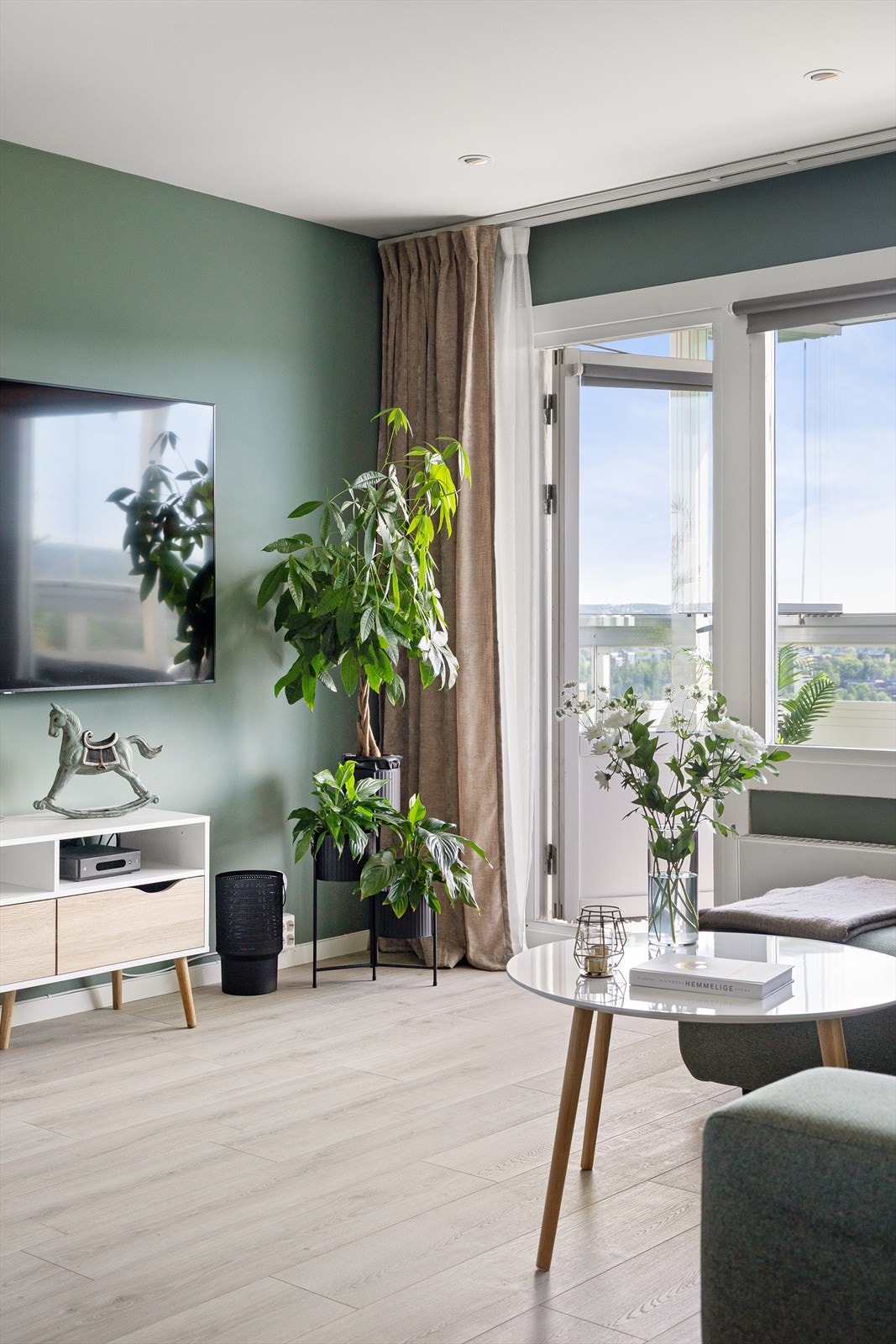 Fra stuen er det utgang til den innglassede balkongen. Galleribilde