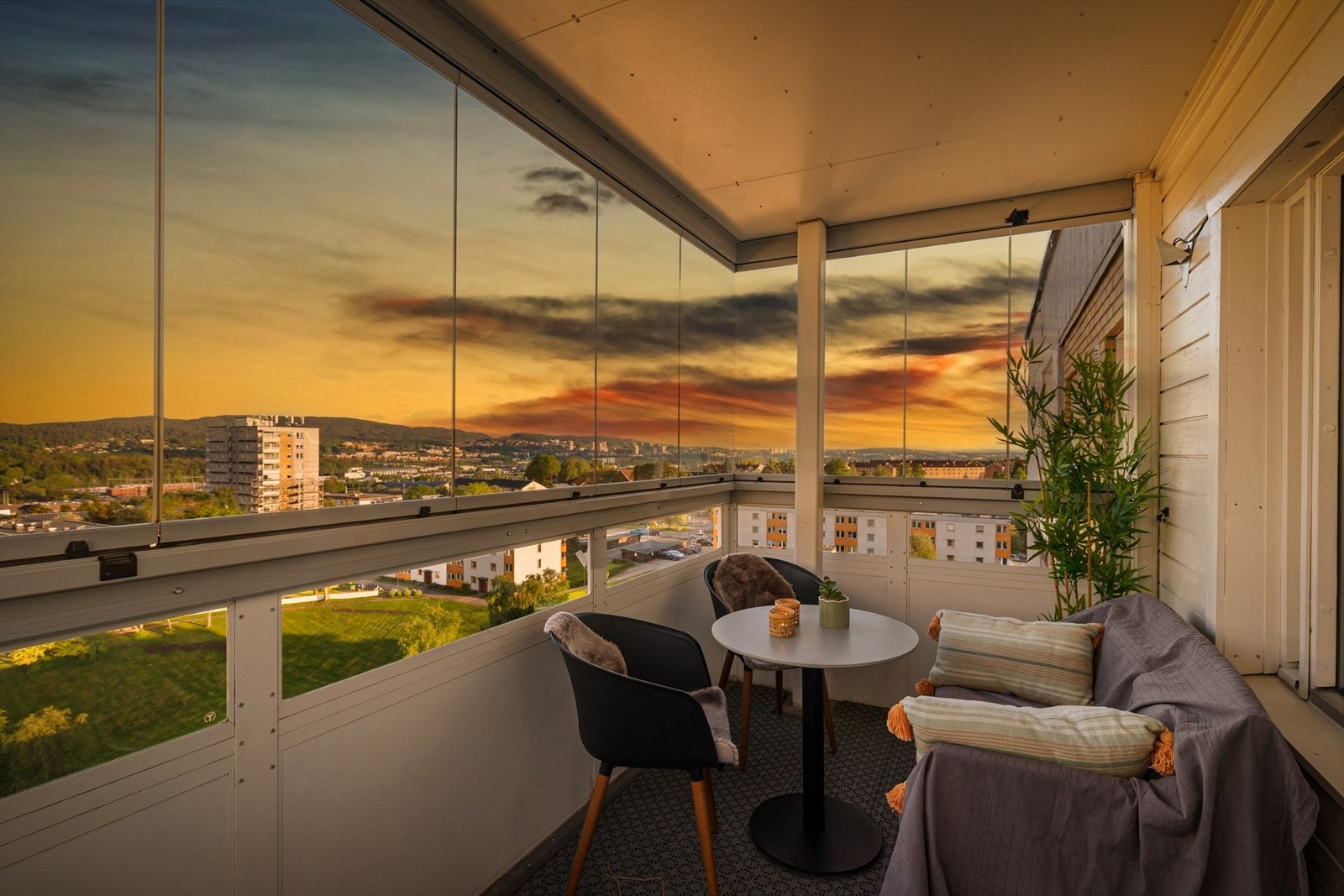 Det god plass til utemøbler og mulighet for å skape en hyggelig sone hvor du kan trekke deg tilbake og nyte rolige dager. Galleribilde