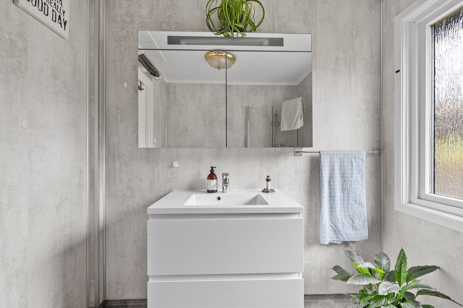 Innredningen har stilrene, slette fronter som understreker det tidsriktige uttrykket, og badet er utstyrt med enkel servant med 1-greps blandebatteri samt speilskap over servant. Videre inneholder badet gulvmontert toalett og dusjhjørne med glassvegger. Galleribilde