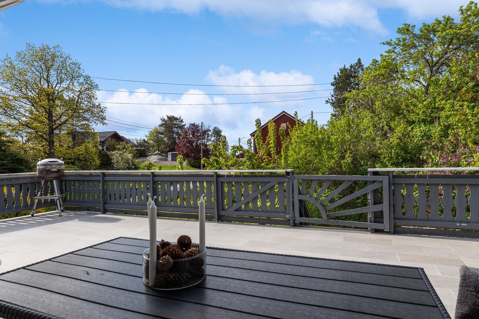 Her ligger alt til rette for hyggelige sammenkomster med familie og venner, enten det er sommerfrokost i morgensolen eller lange grillkvelder utover kvelden. Galleribilde